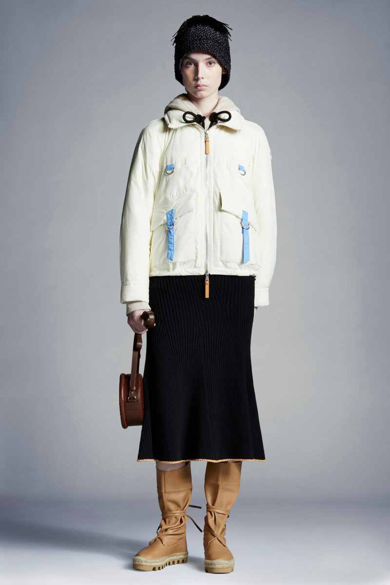 Moncler Reisa Short Down Jacket outlook