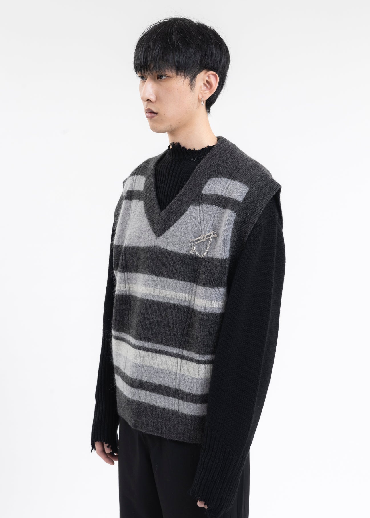 GRAY AND BLACK HOLLOW OUT V-NECK KNIT VEST - 3