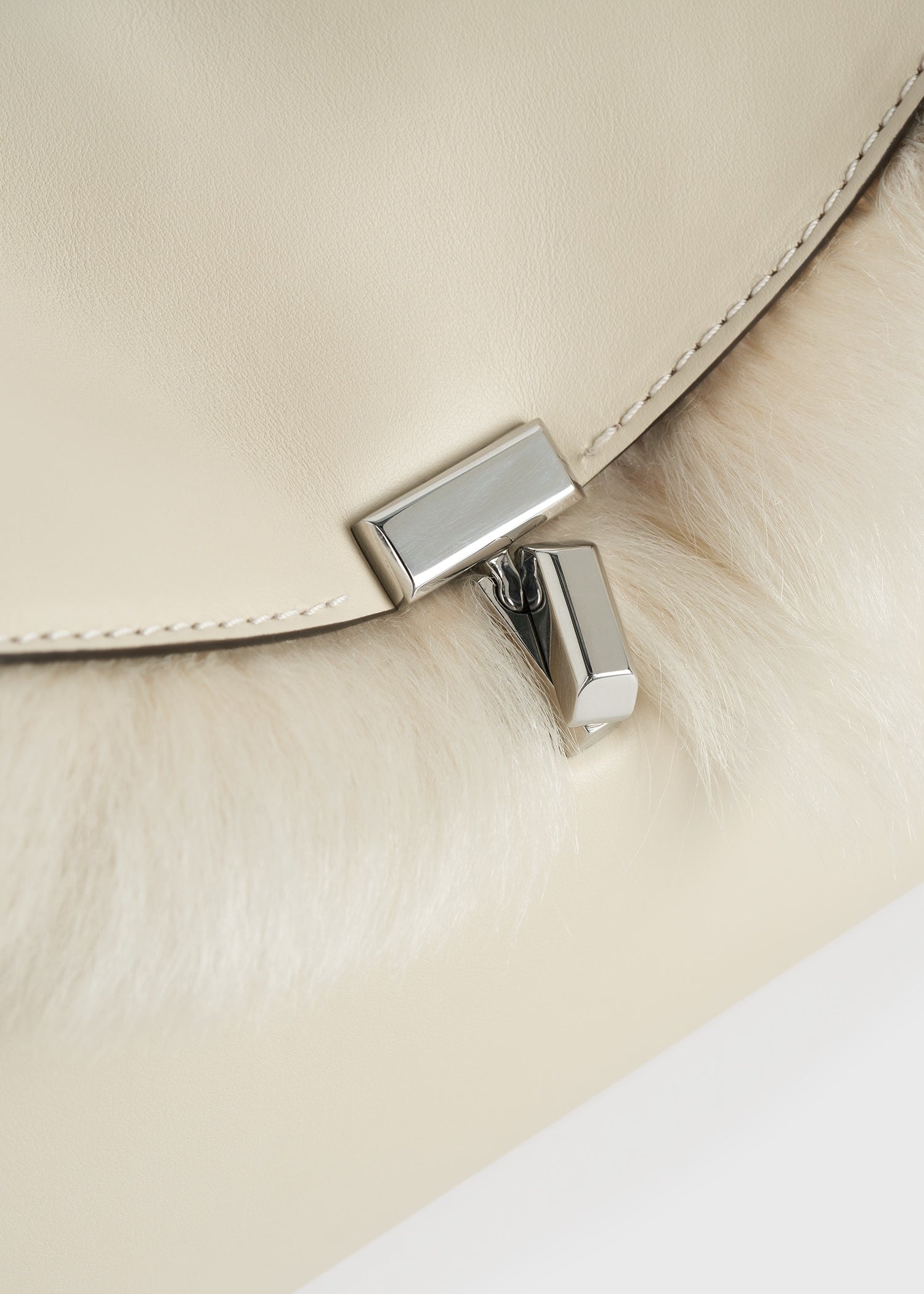 Shearling T-Lock clutch ecru - 6