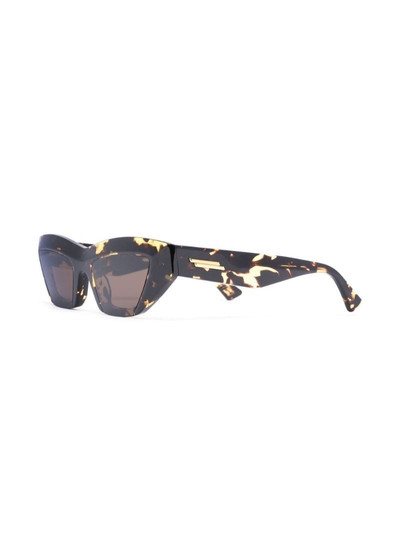 Bottega Veneta cat-eye frame sunglasses outlook