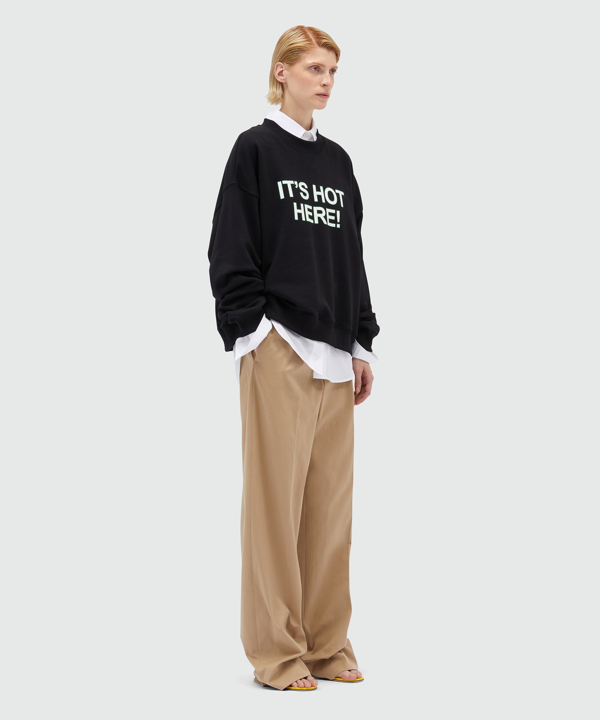 Black organic cotton sweatshirt with quotes "IT'S HOT HERE!" - 8