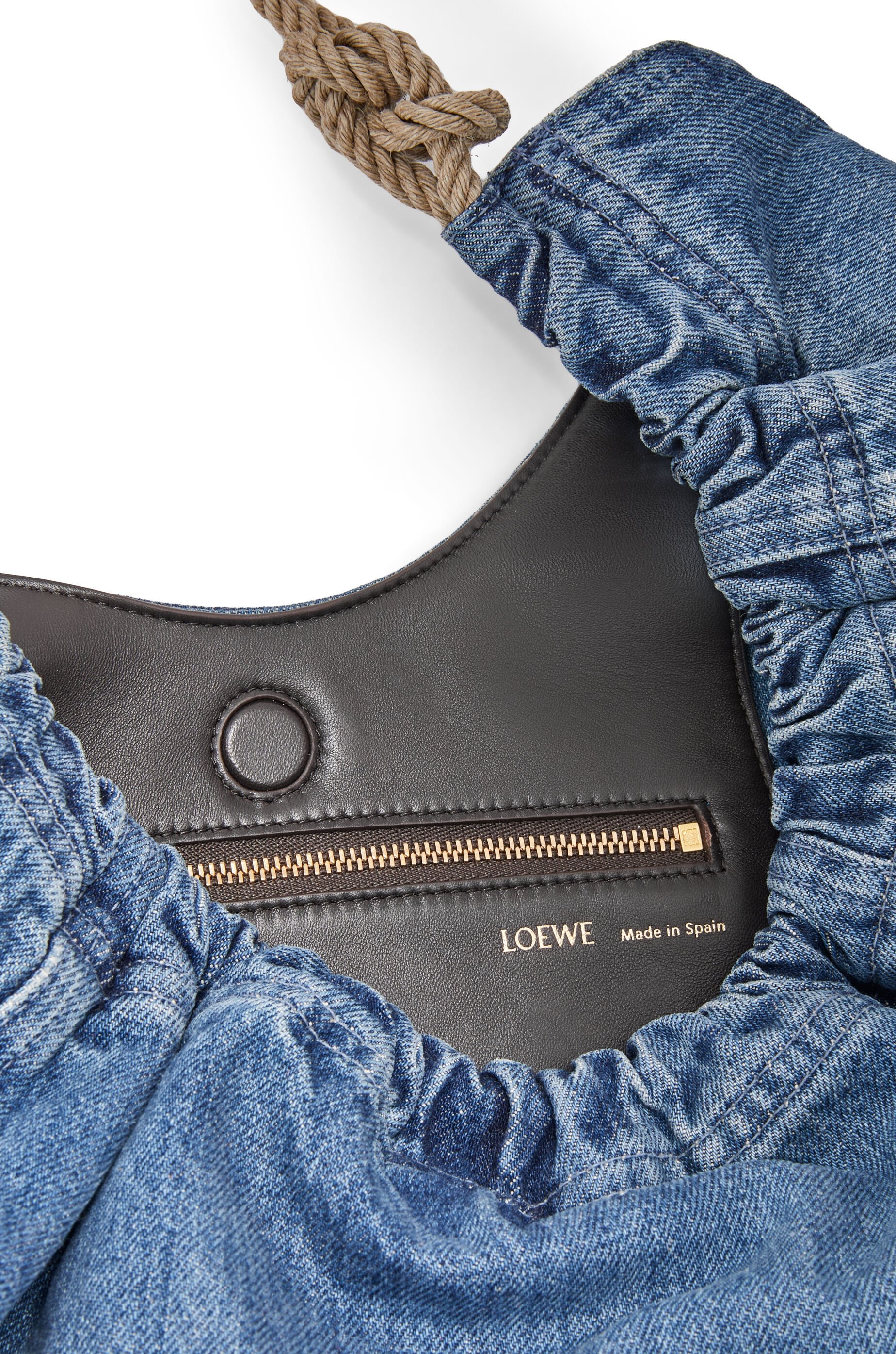 Medium Squeeze bag in washed denim - 7