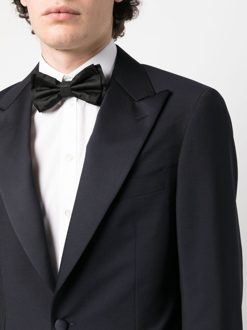 single-breasted two-piece suit 5