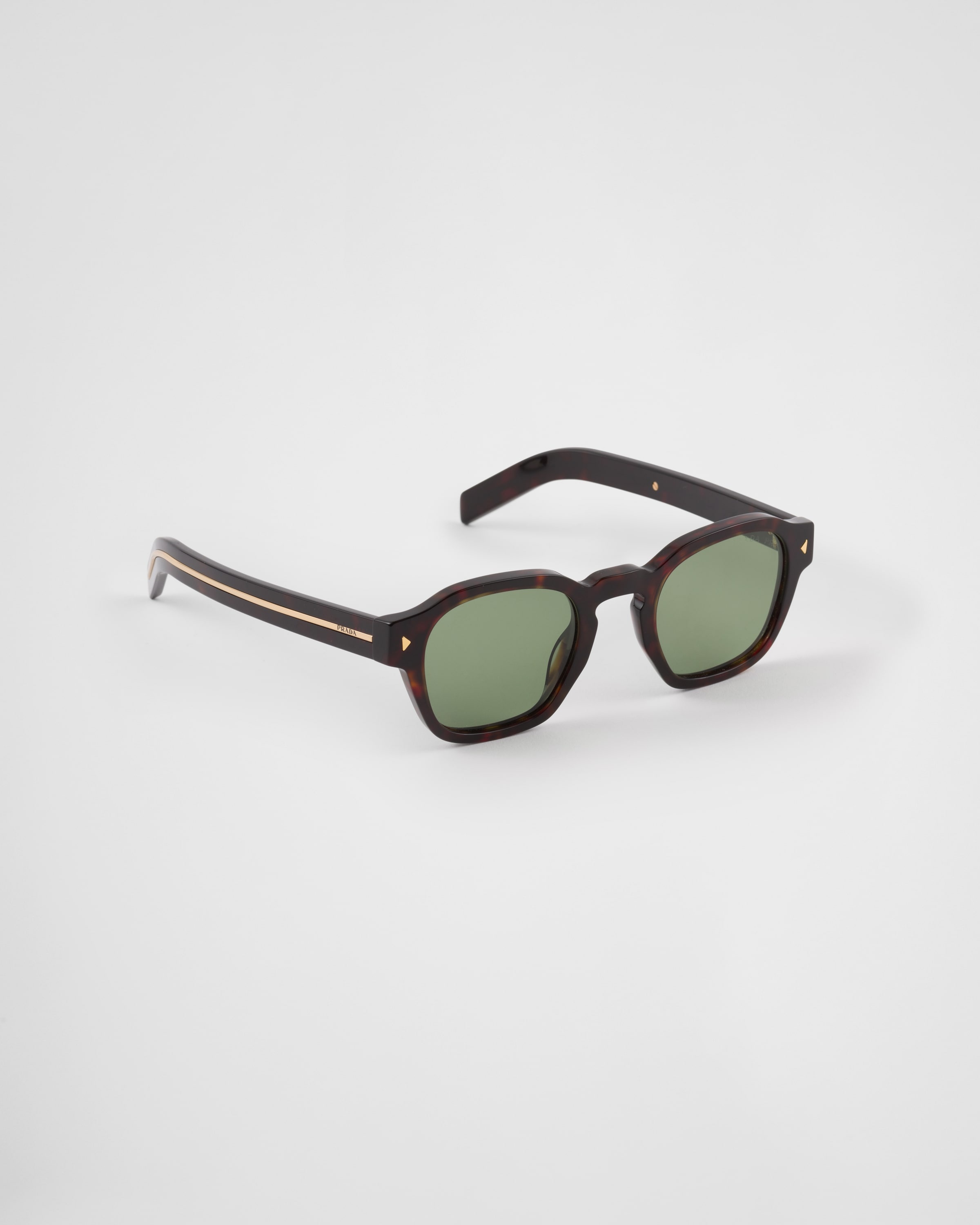Sunglasses with iconic metal plaque - 3