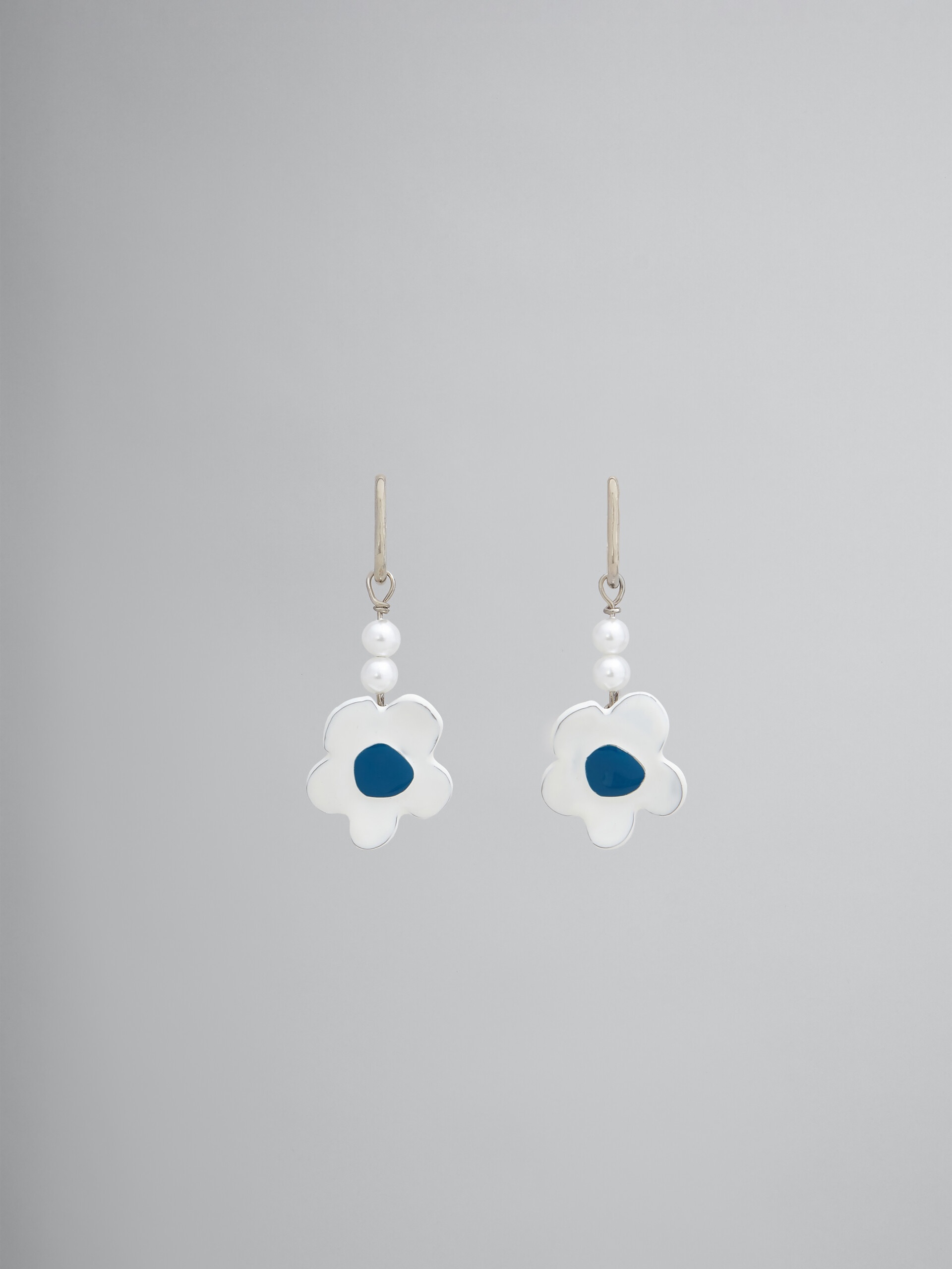 EARRINGS WITH WHITE FLOWER - 1