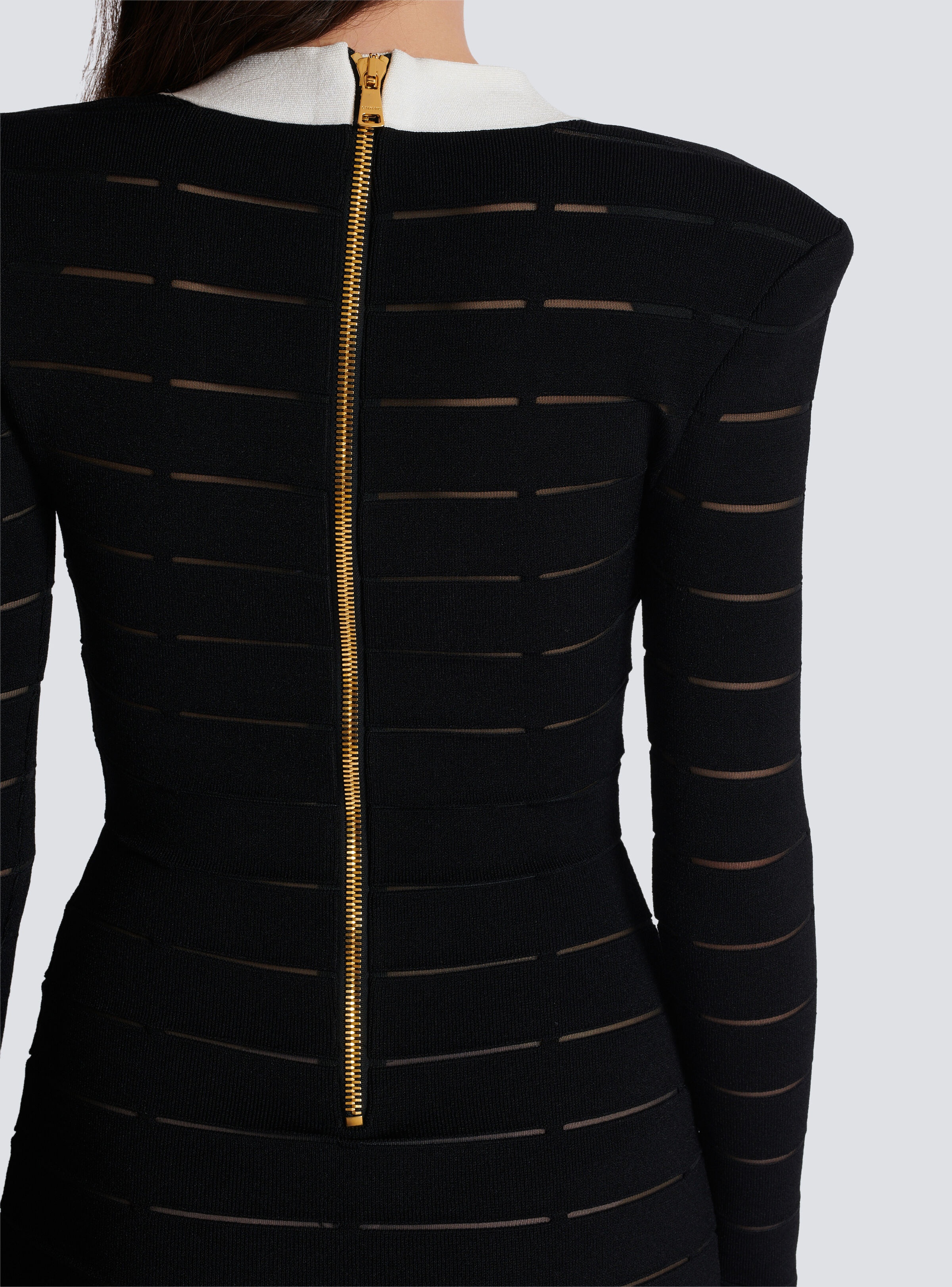 Two-tone knit dress with buttons - 9