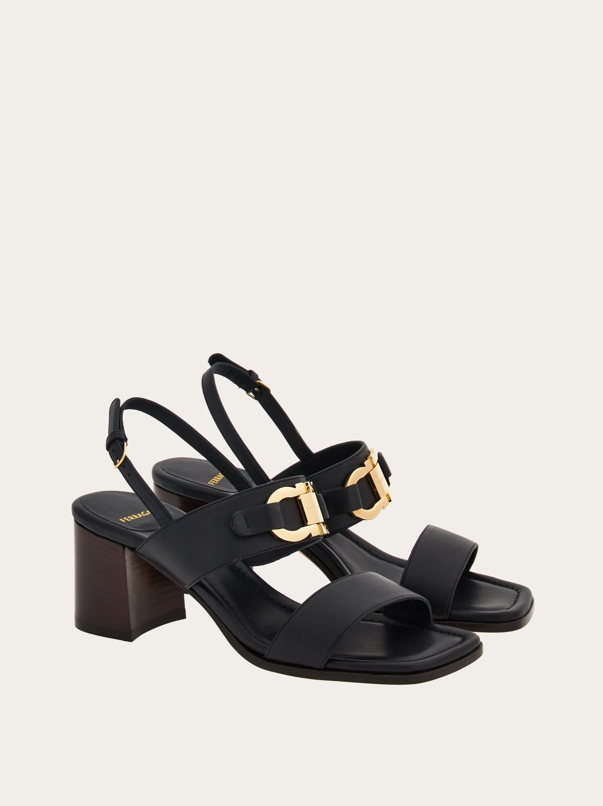シューズ・サンダルその他 Ferragamo Decollete with Gancini detail Pump with Gancini ornament - Women | Ferragamo