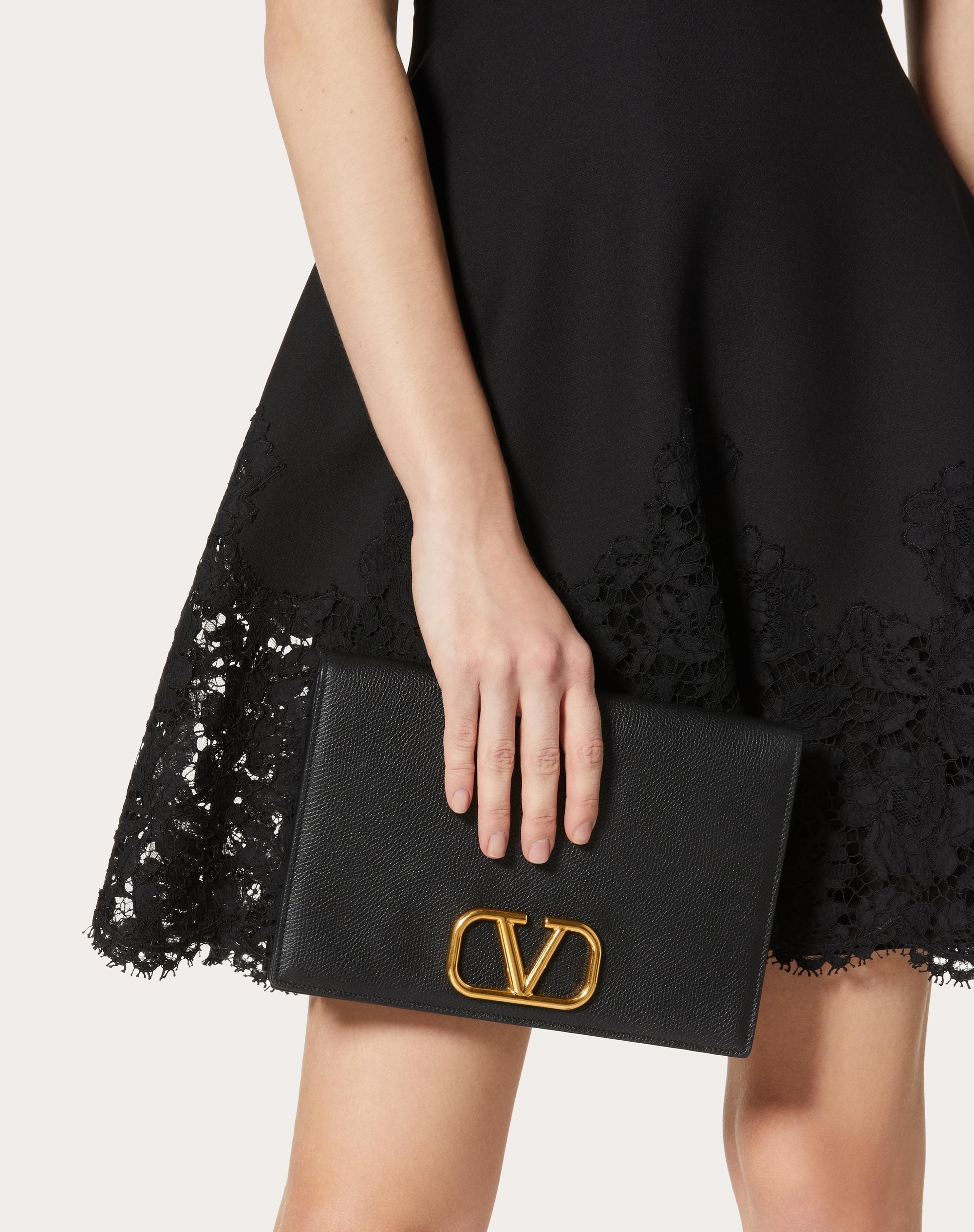 VLOGO SIGNATURE GRAINY CALFSKIN POUCH - 5