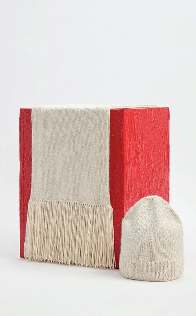 Staffordshire Knit Scarf in Ivory Cashmere 3