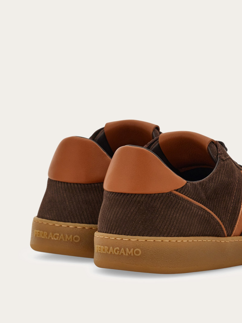 Low-top sneaker with logo 4
