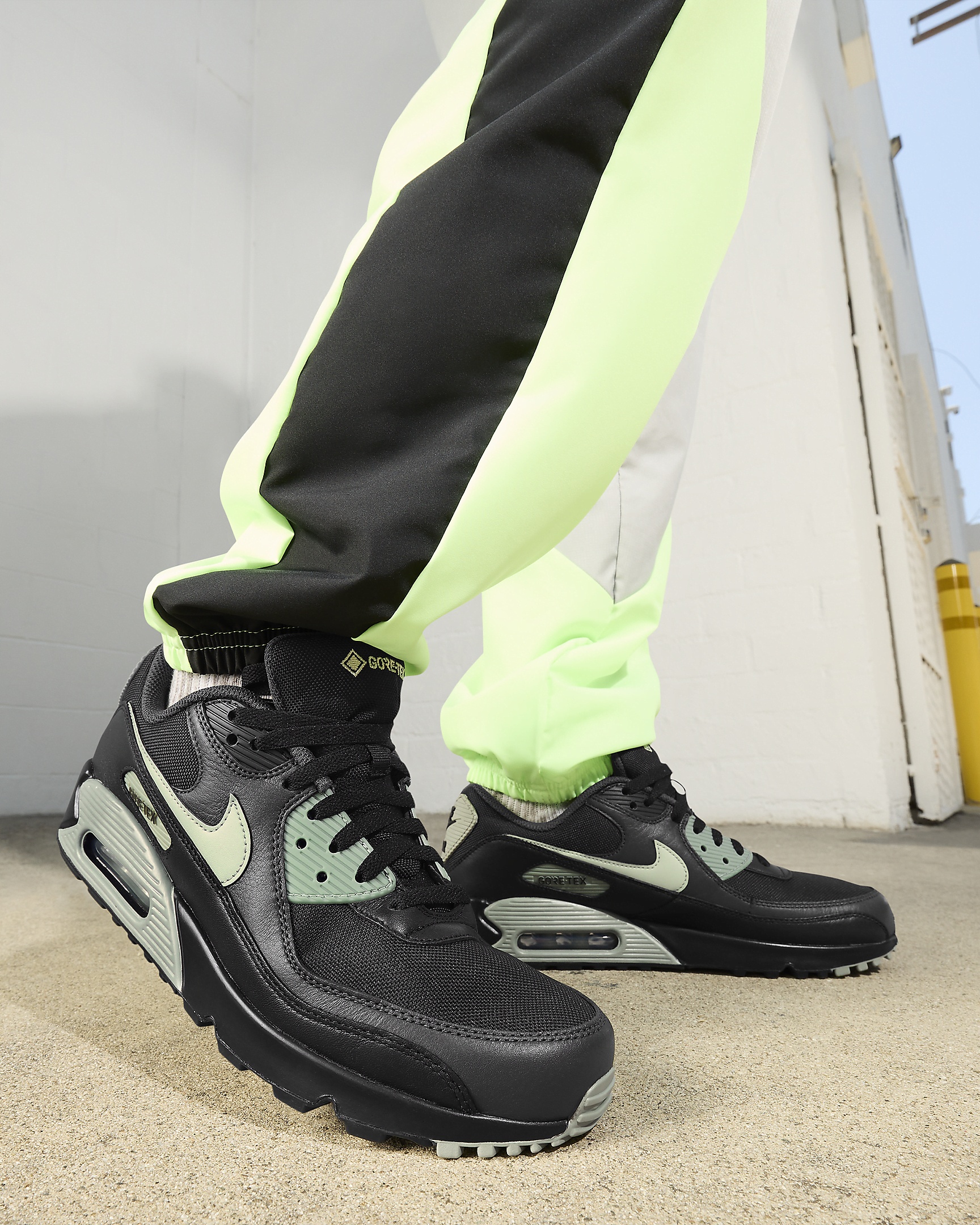 Nike Men's Air Max 90 GORE-TEX Shoes - 2