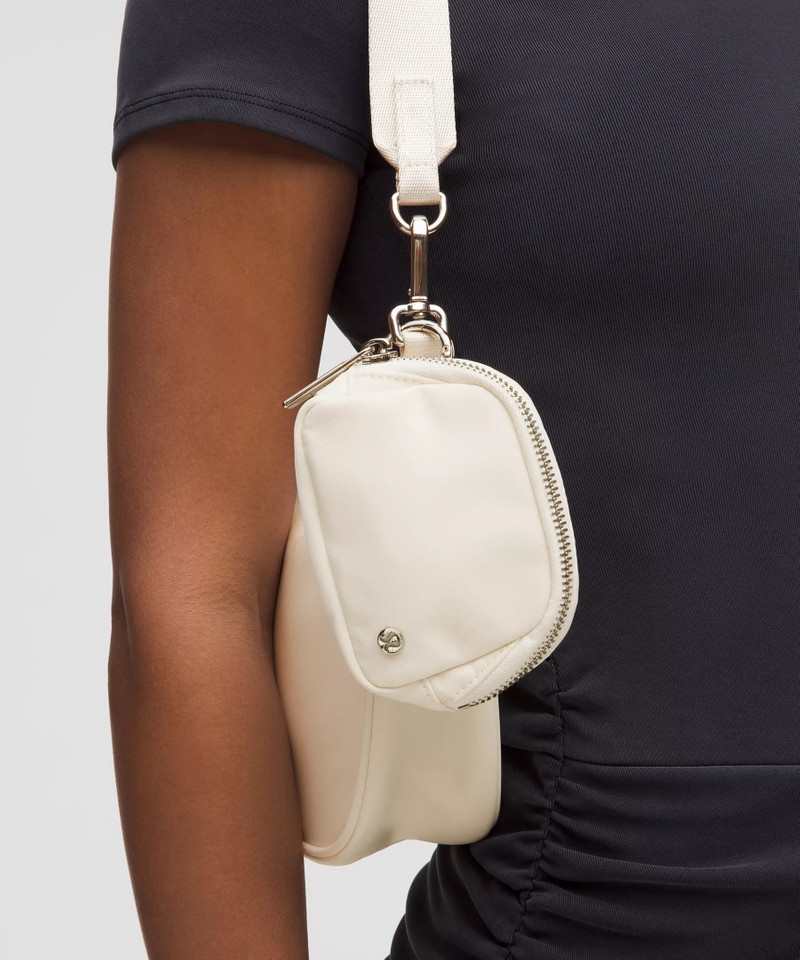 lululemon Everywhere Belt Bag Nano outlook