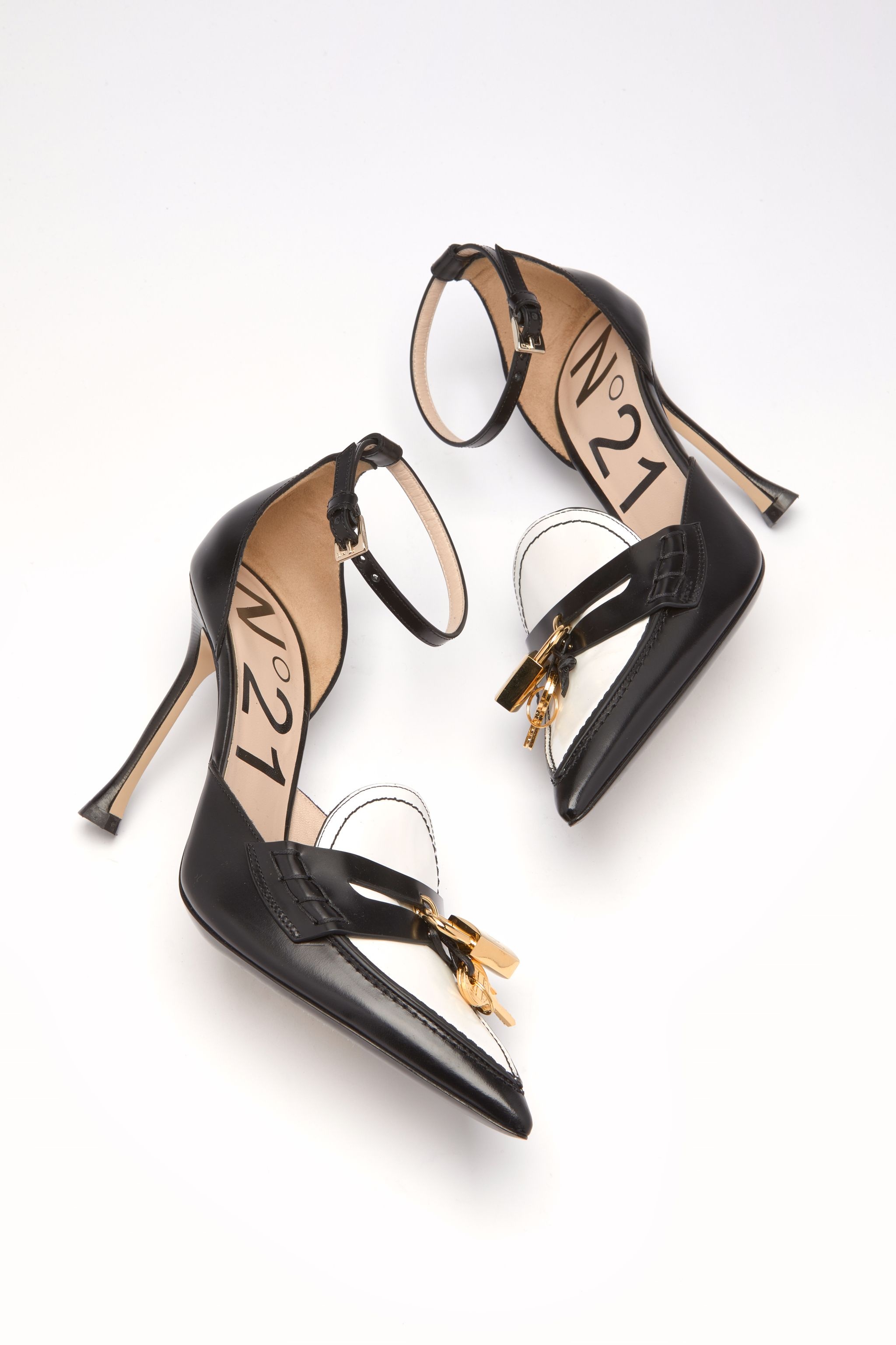 LOCK-EMBELLISHED PUMPS - 4