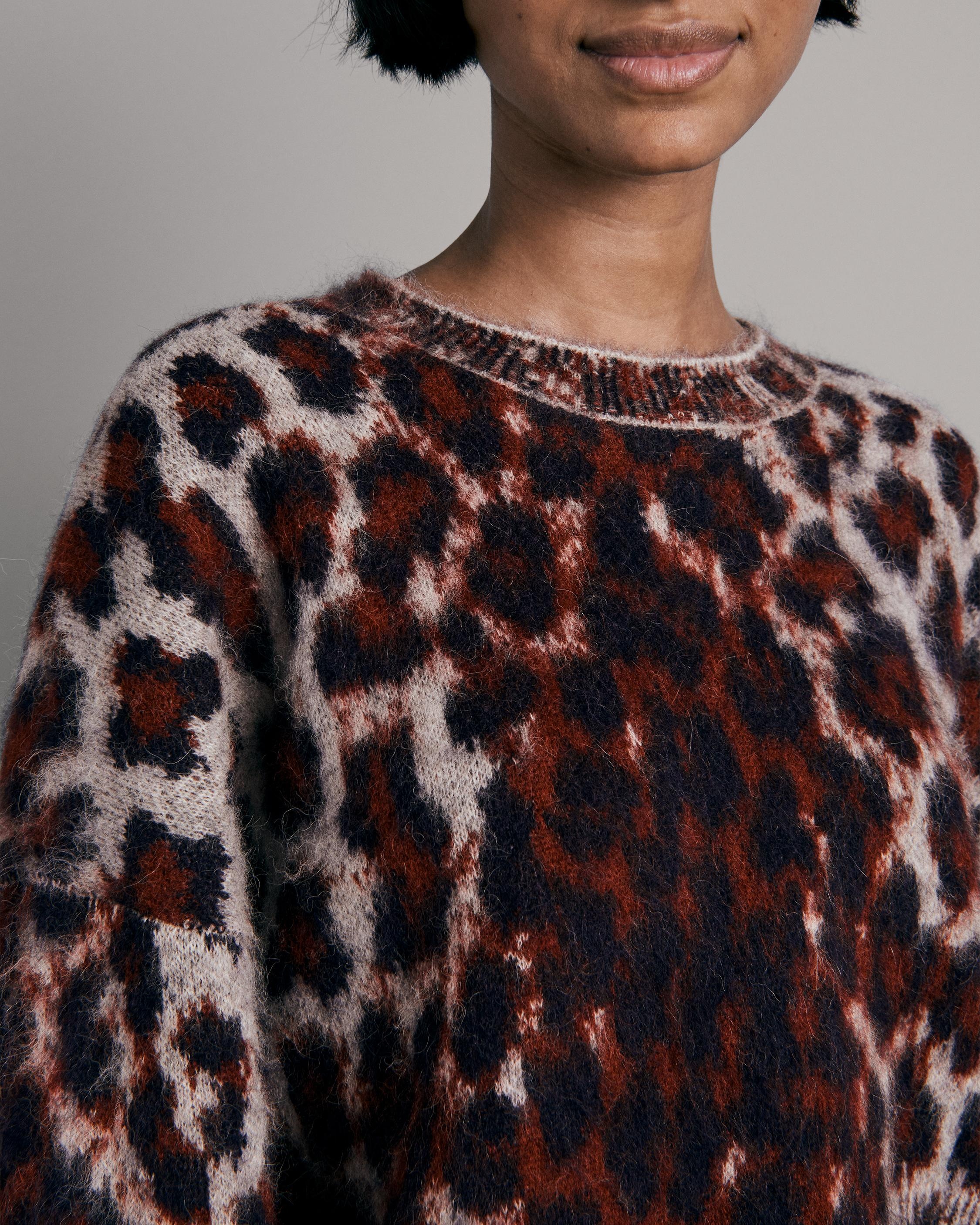 Sarah Wool Leopard Crew
Classic Fit Sweater - 6