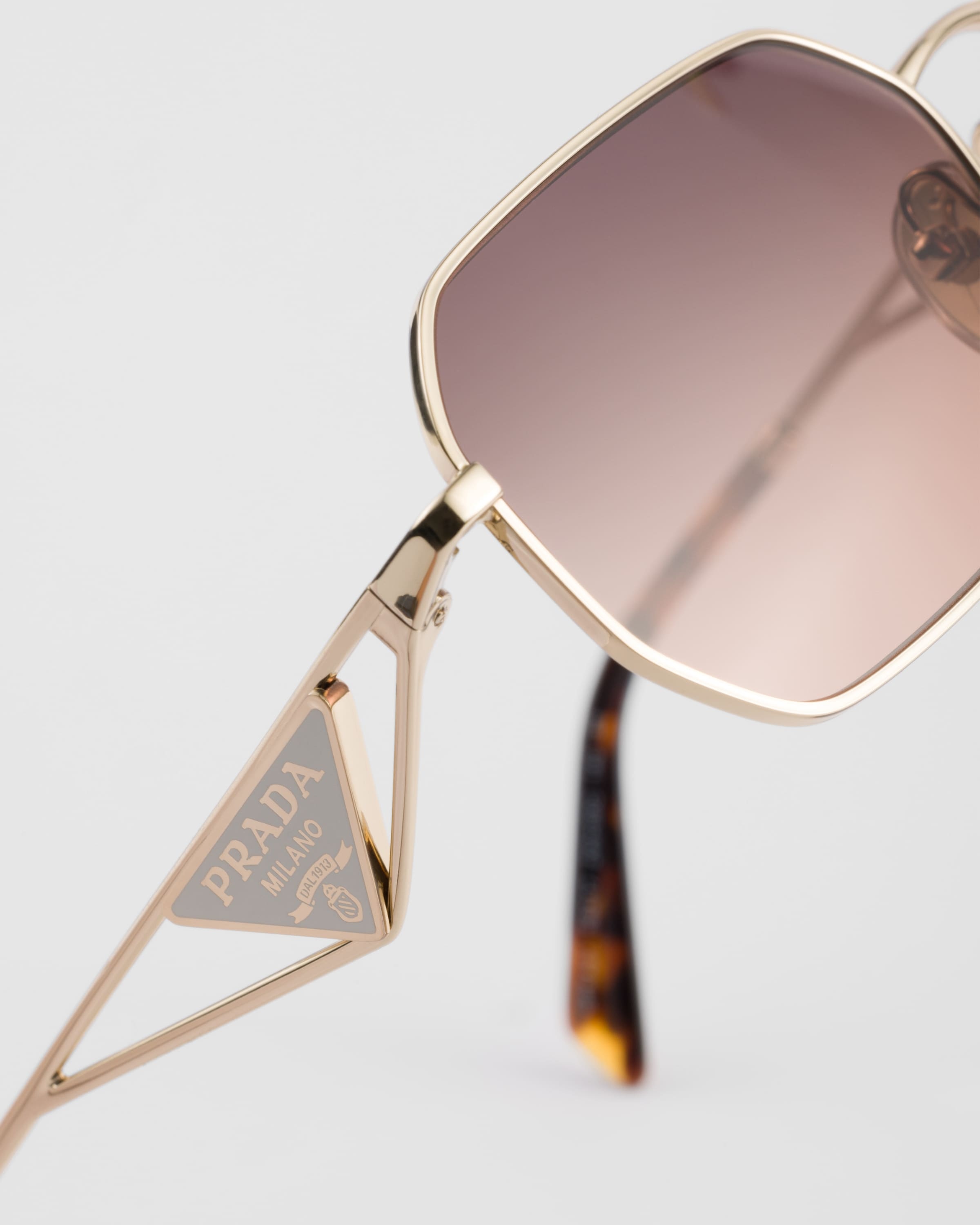 PRADA アヒエタクラス PRA58V 7OE1O1 Prada Sunglasses with Prada triangle logo | REVERSIBLE