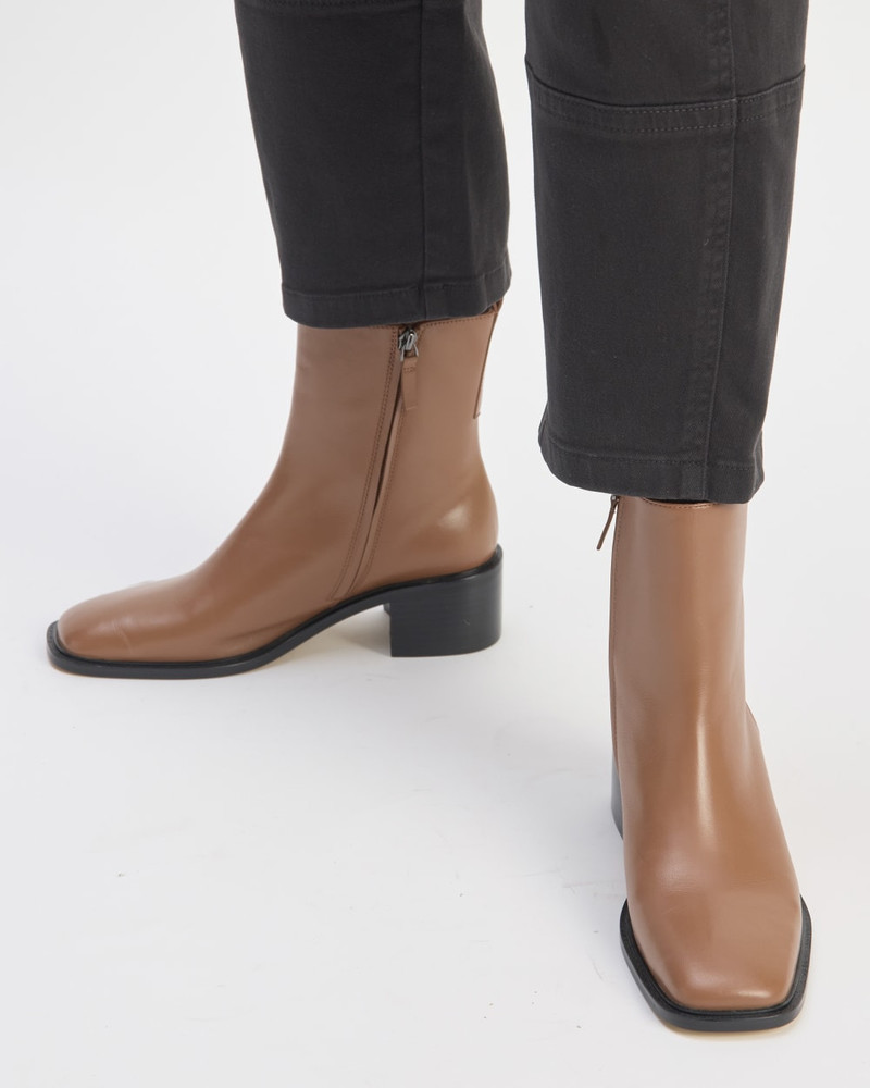 EVERLANE THE CITY BOOT outlook