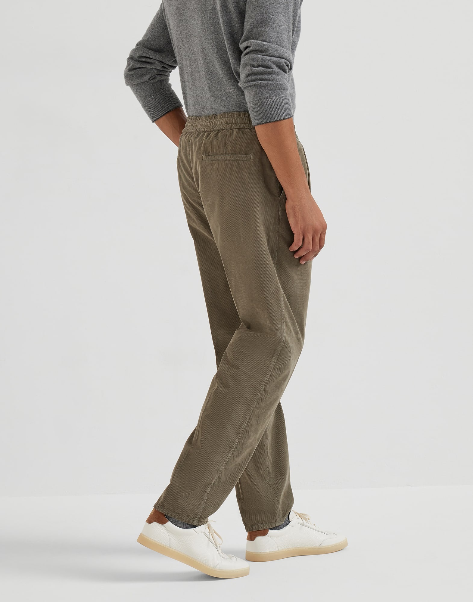 Garment-dyed leisure fit trousers in cotton narrow wale corduroy with drawstring and double pleats - 2