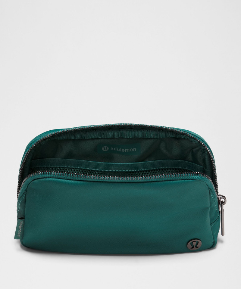 Everywhere Belt Bag 1L *Striped Wordmark 5