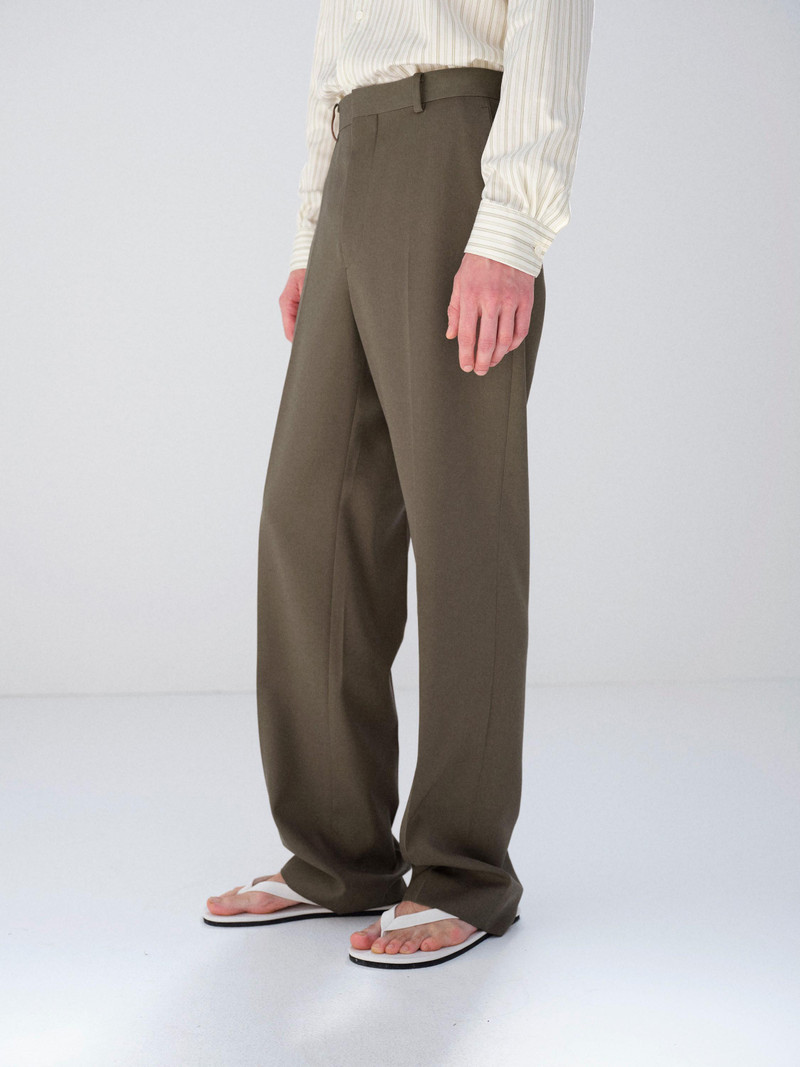 AURALEE LIGHT WOOL MAX GABARDINE SLACKS outlook