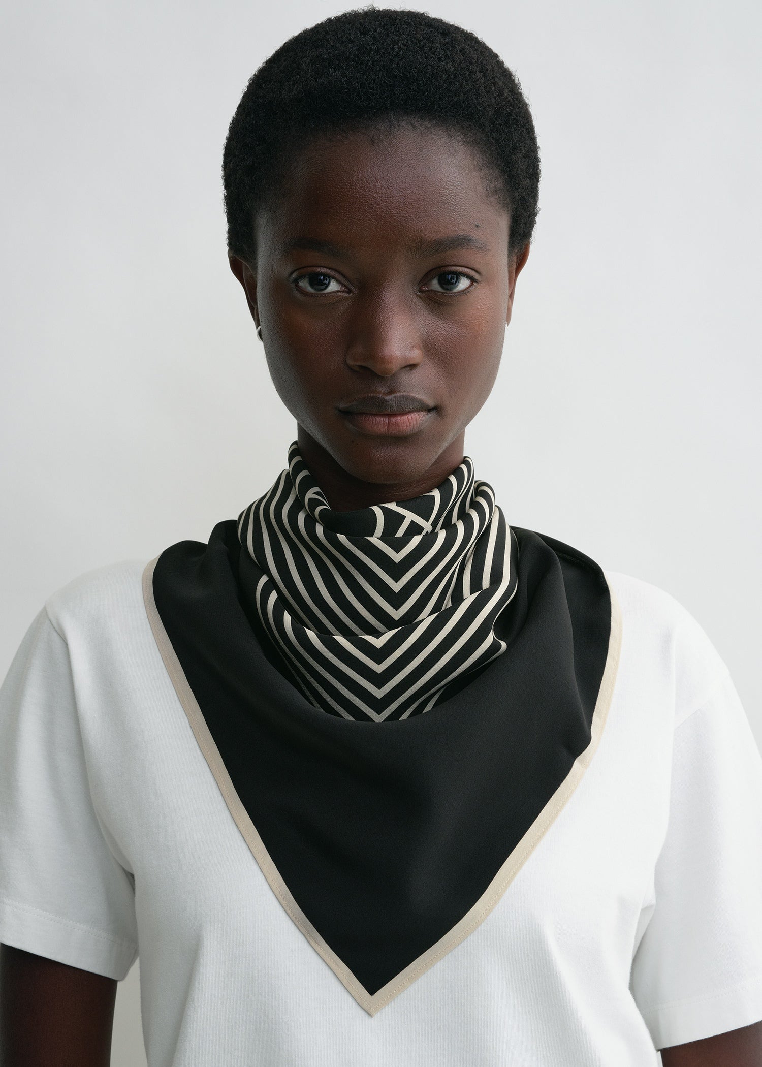Centered monogram silk scarf black - 3