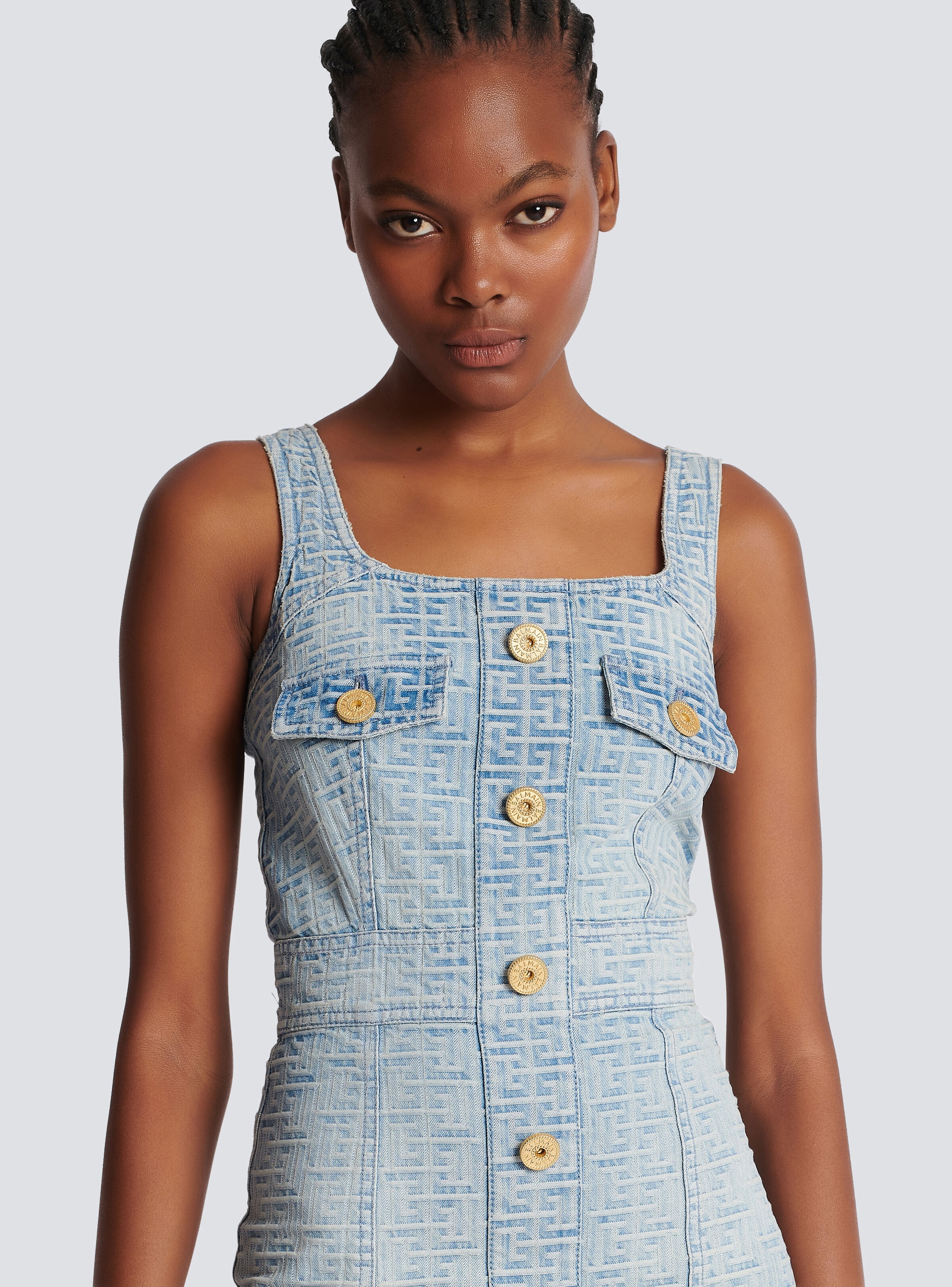 Monogrammed short denim dress - 6