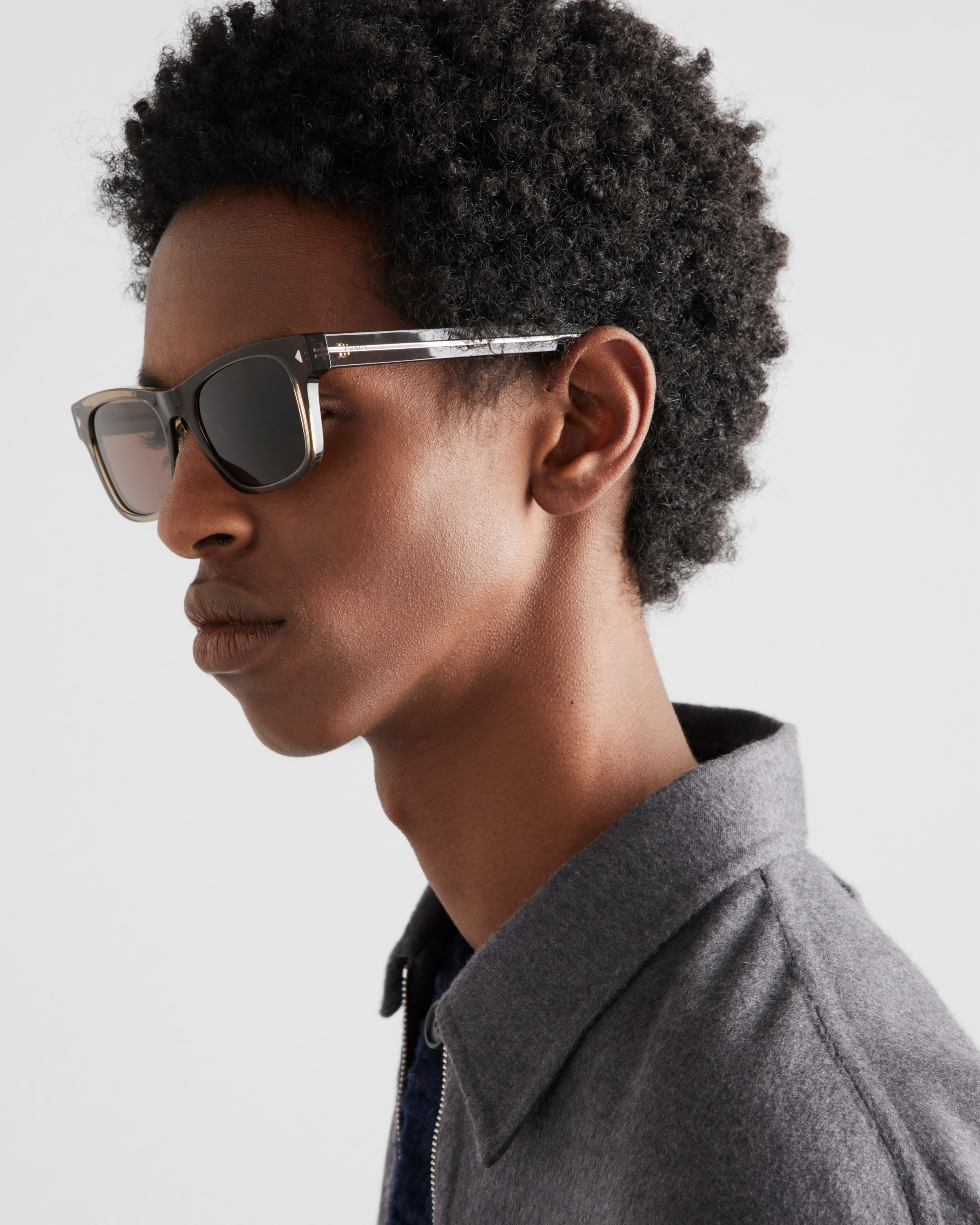Sunglasses with the iconic metal plaque - 6