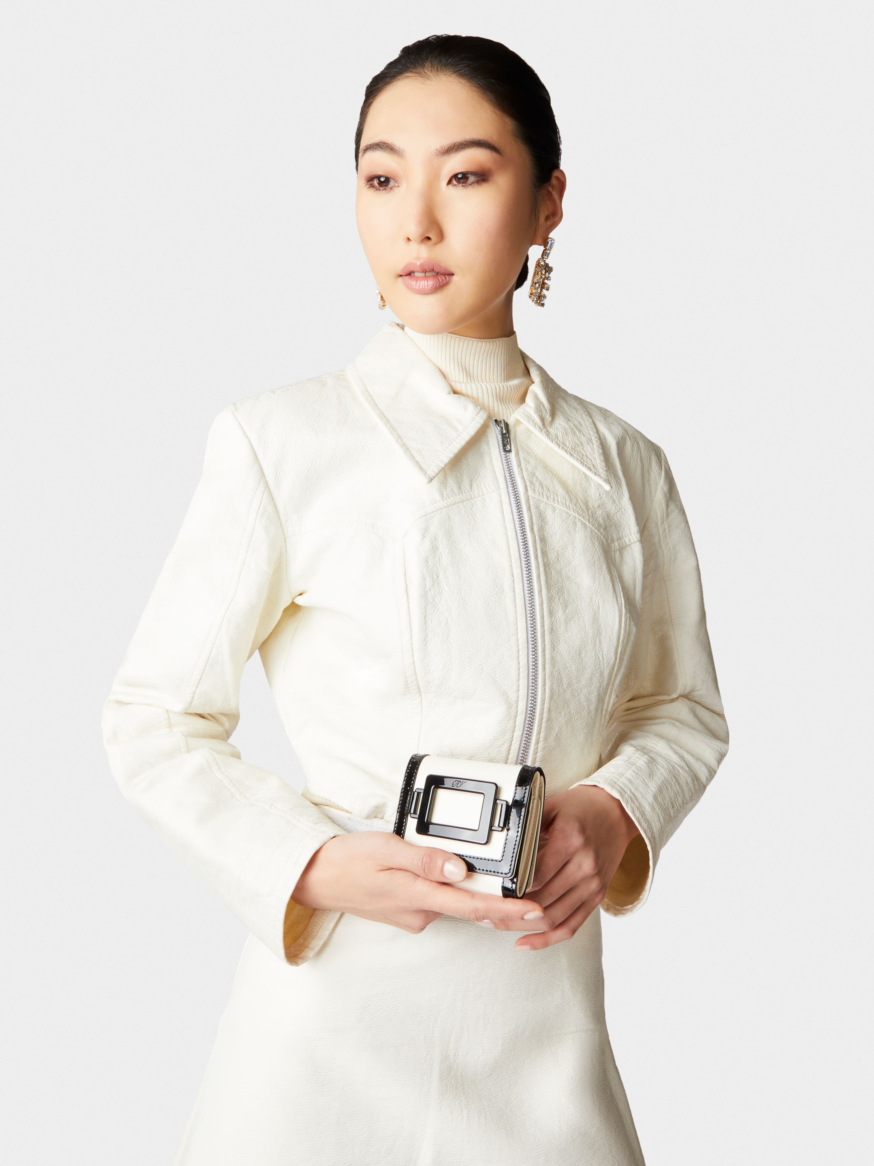 Belle Vivier Lacquered Buckle Wallet in Patent Leather - 7