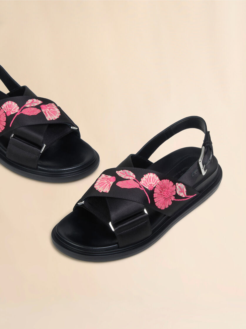 BLACK SATIN FUSSBETT WITH FLOWER APPLIQUÉS - 4