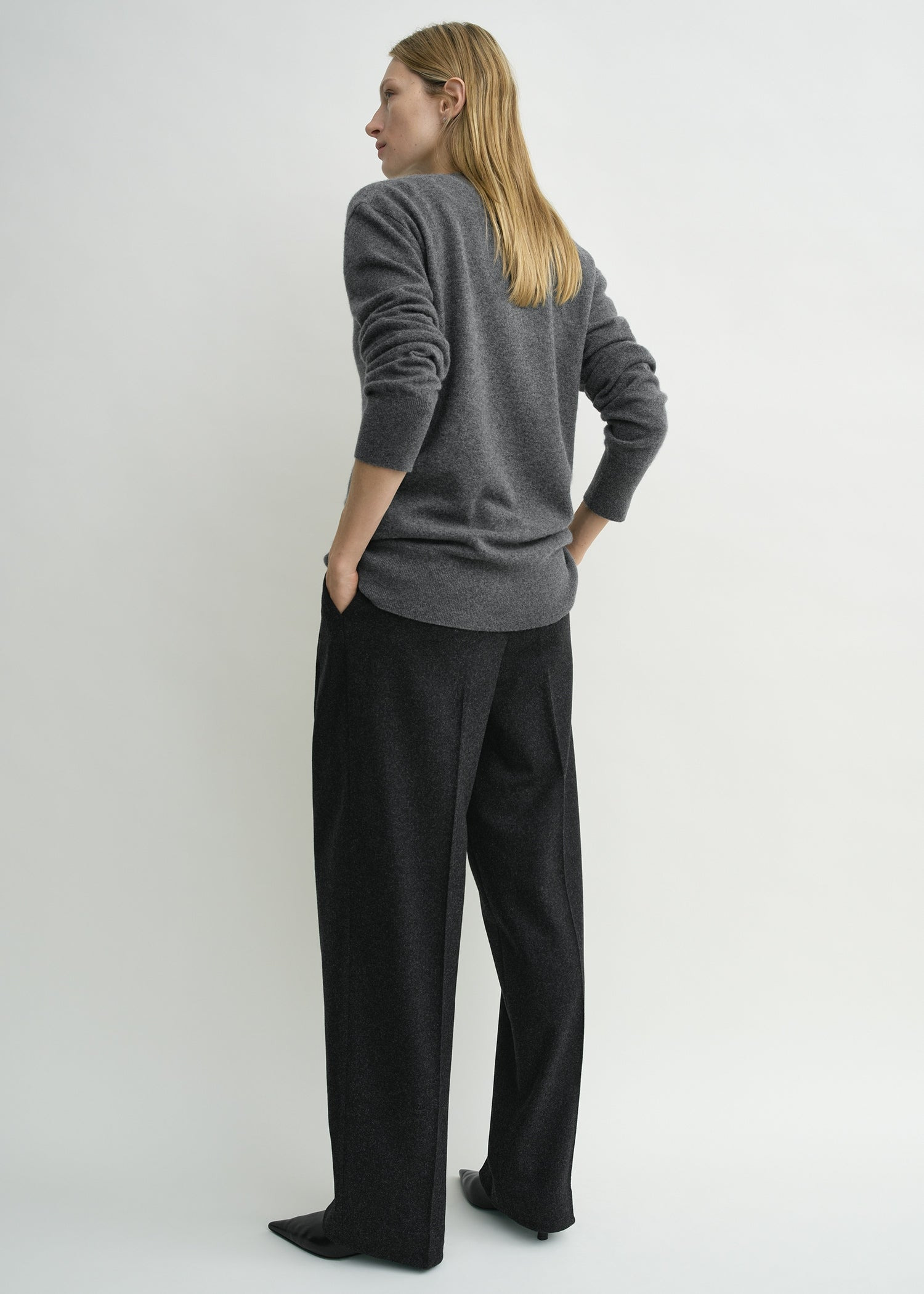 Cashmere v-neck knit charcoal - 4