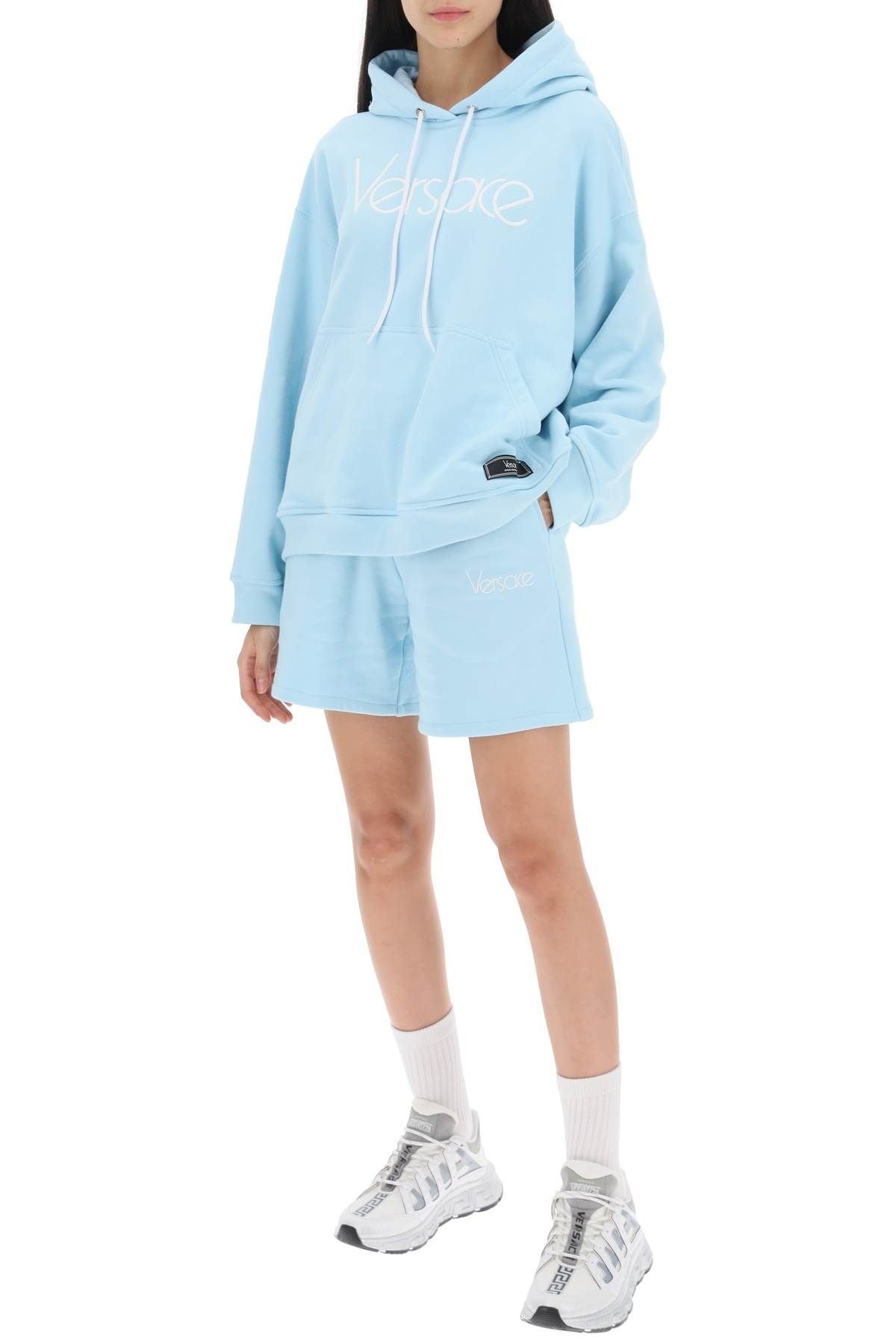 【送料&関税込】Versace Sweatshorts With 1978 Re-edition Log VERSACE SWEATSHORTS WITH 1978 RE-EDITION LOGO | netdressed