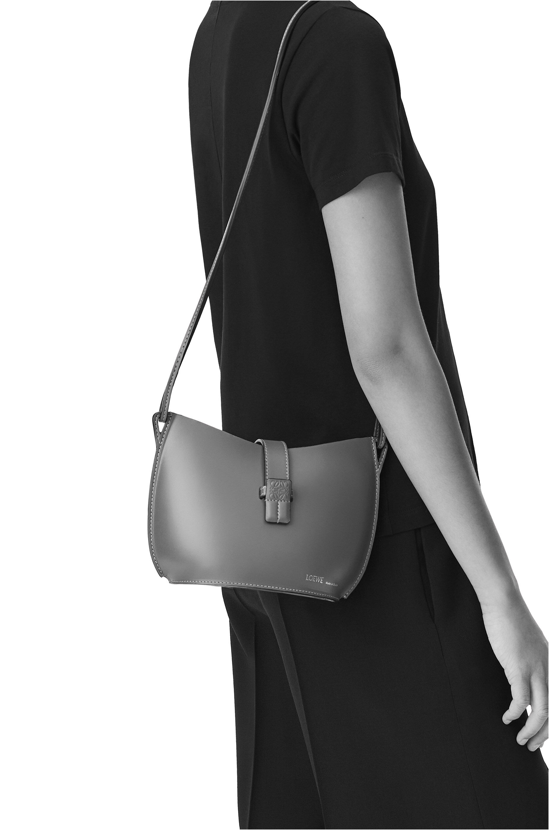 Moulded Bucket bag in calfskin - 2