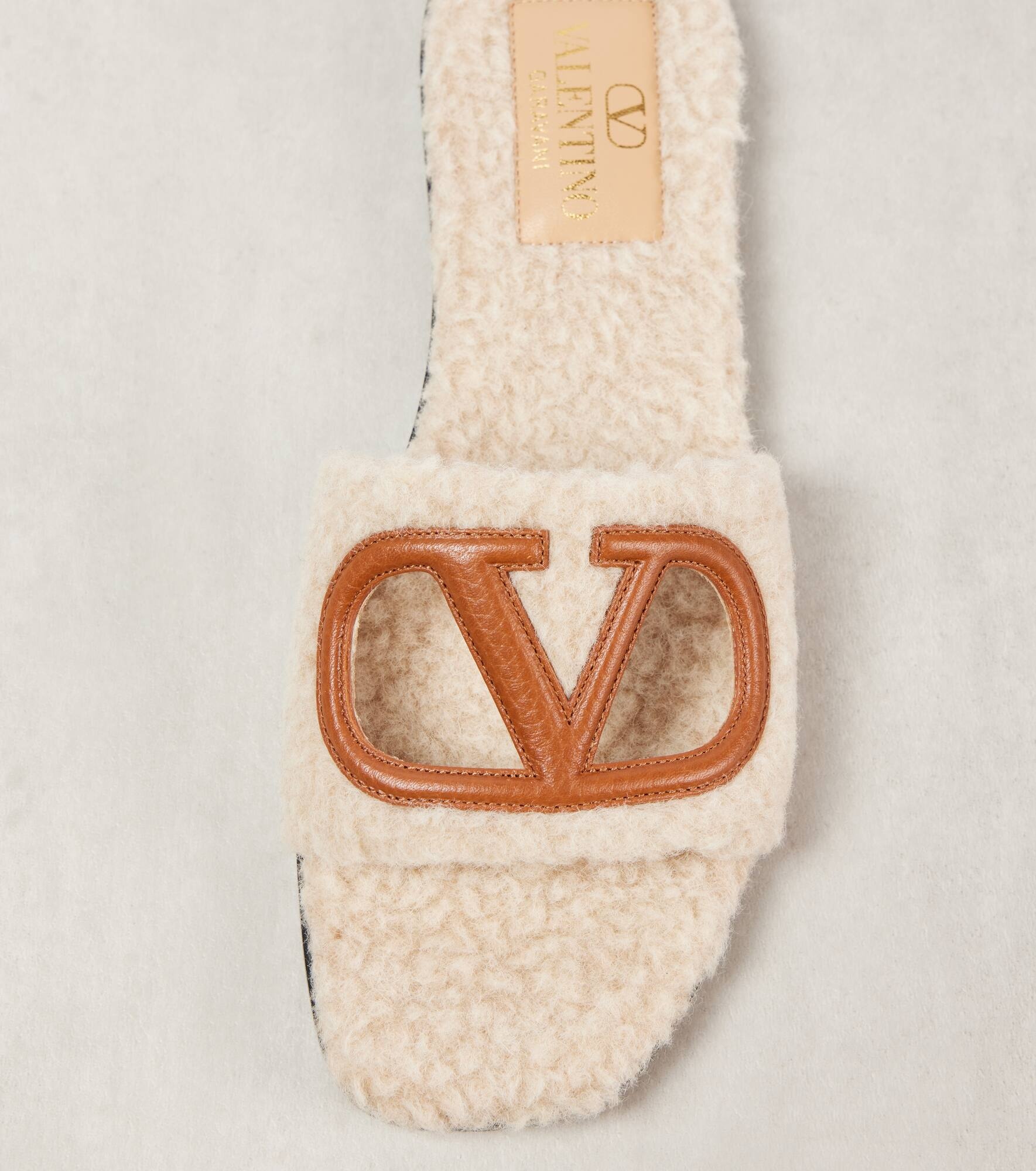 VLogo cutout faux shearling slides - 5