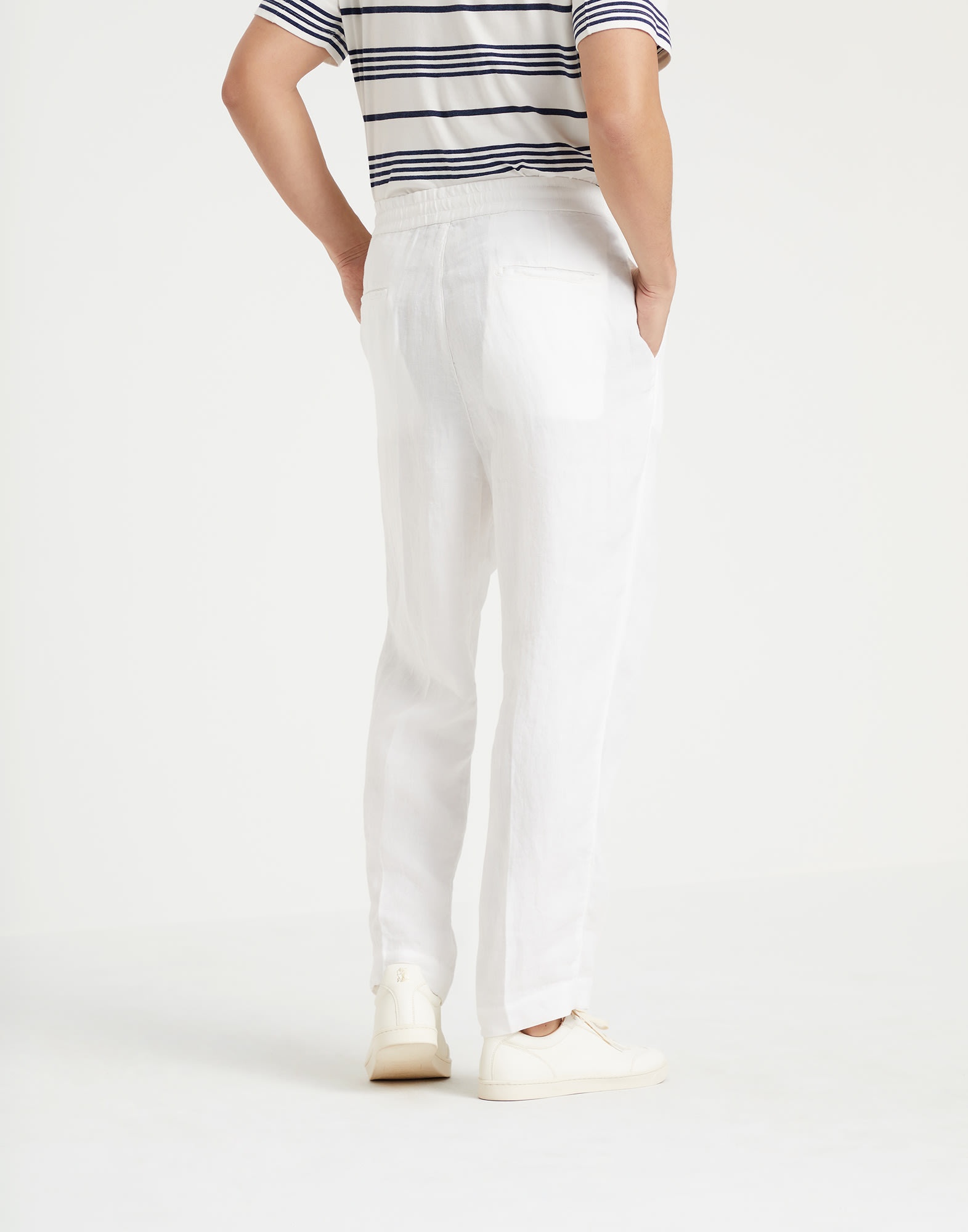 Garment-dyed leisure fit trousers in linen gabardine with drawstring and double pleats - 2