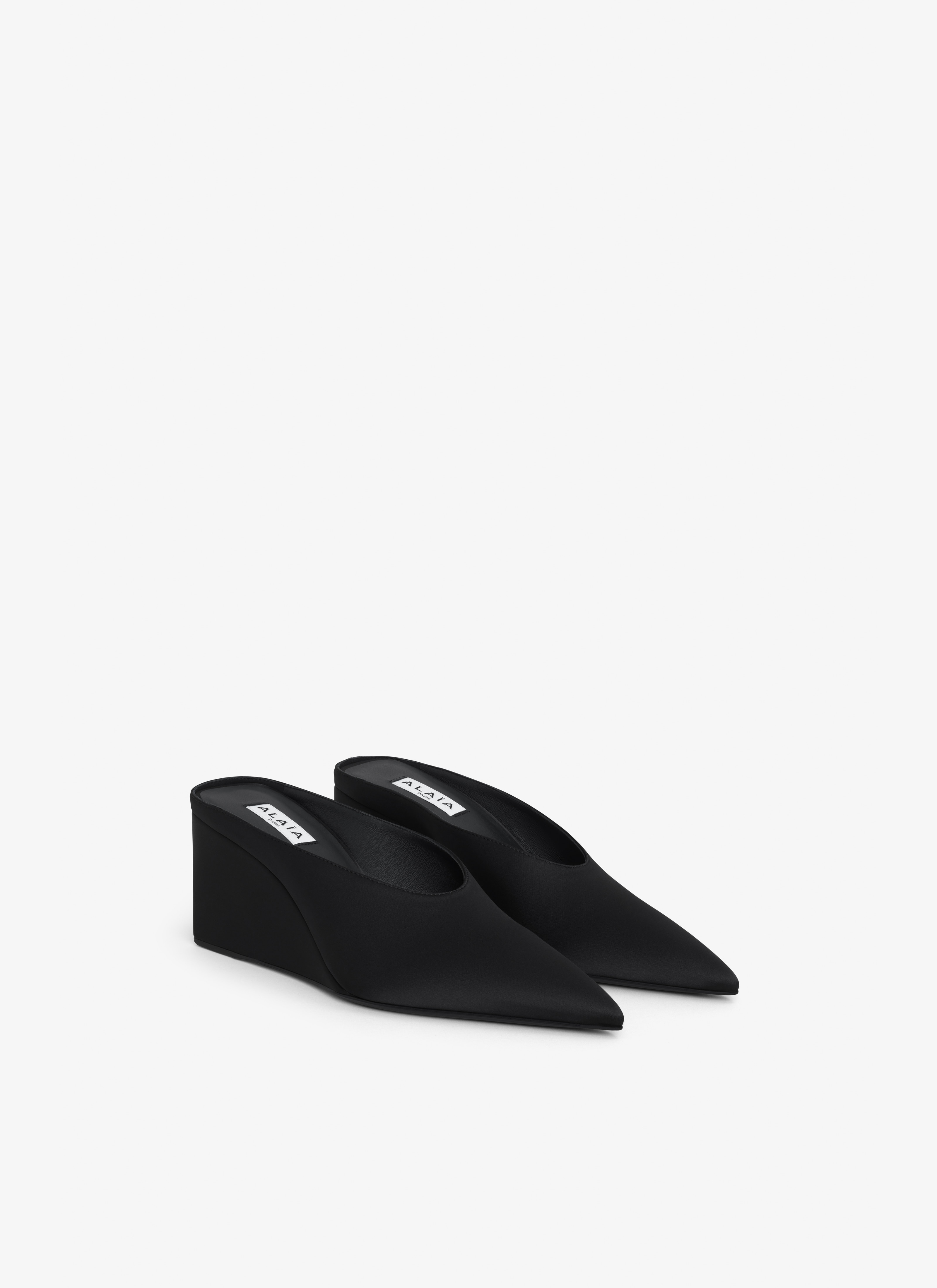 【ALAIA直営店】MULES COMPENSeES CUBE EN SATIN Alaïa CUBE WEDGE MULES IN SATIN | REVERSIBLE