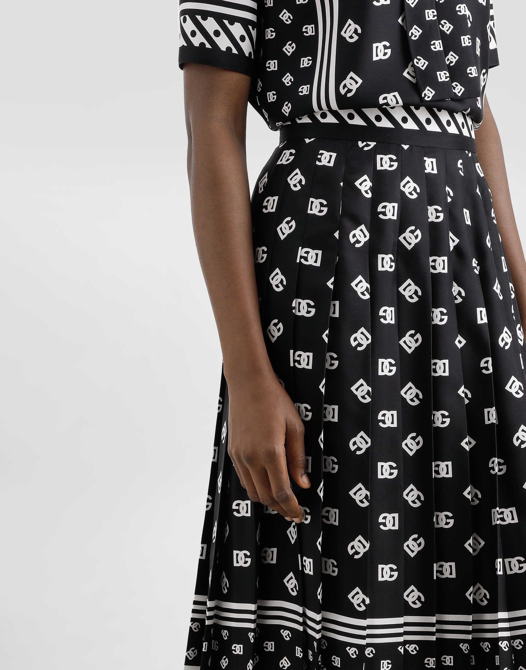 Pleated silk twill calf-length skirt with all-over DG logo scarf print - 4