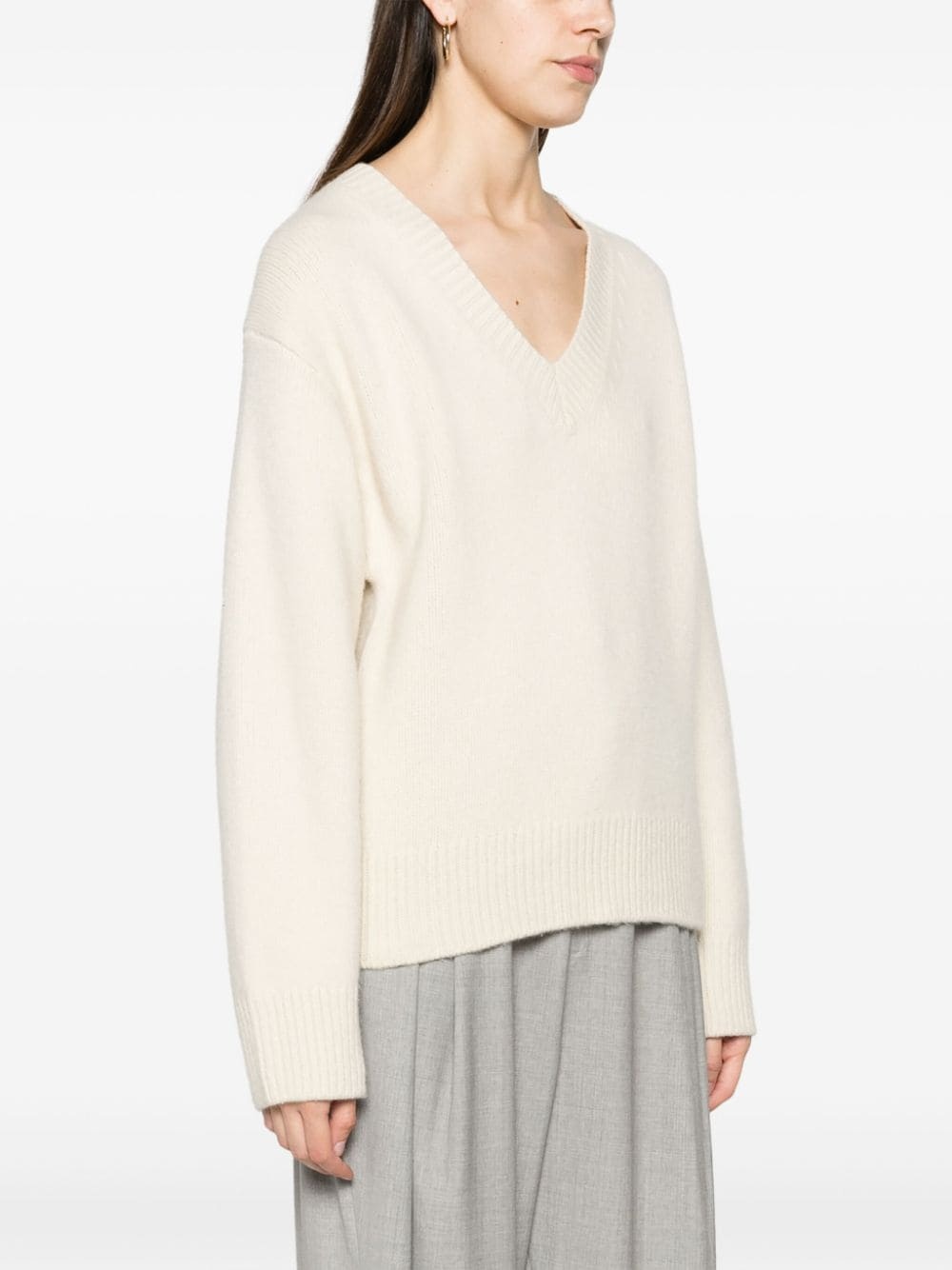 Wool and cashmere blend v-necked jumper - 3