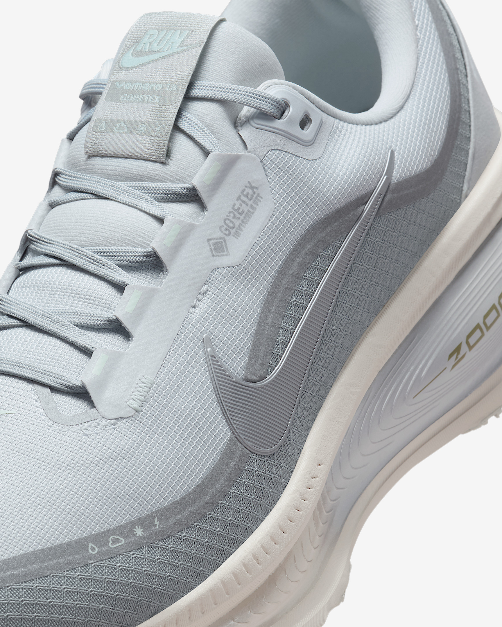 Nike Vomero 18 GORE-TEX Men's Waterproof Road Running Shoes with Reflective Accents - 7