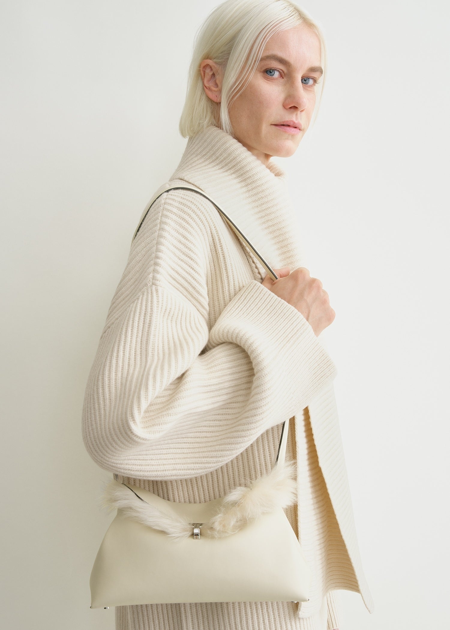Shearling T-Lock clutch ecru - 3
