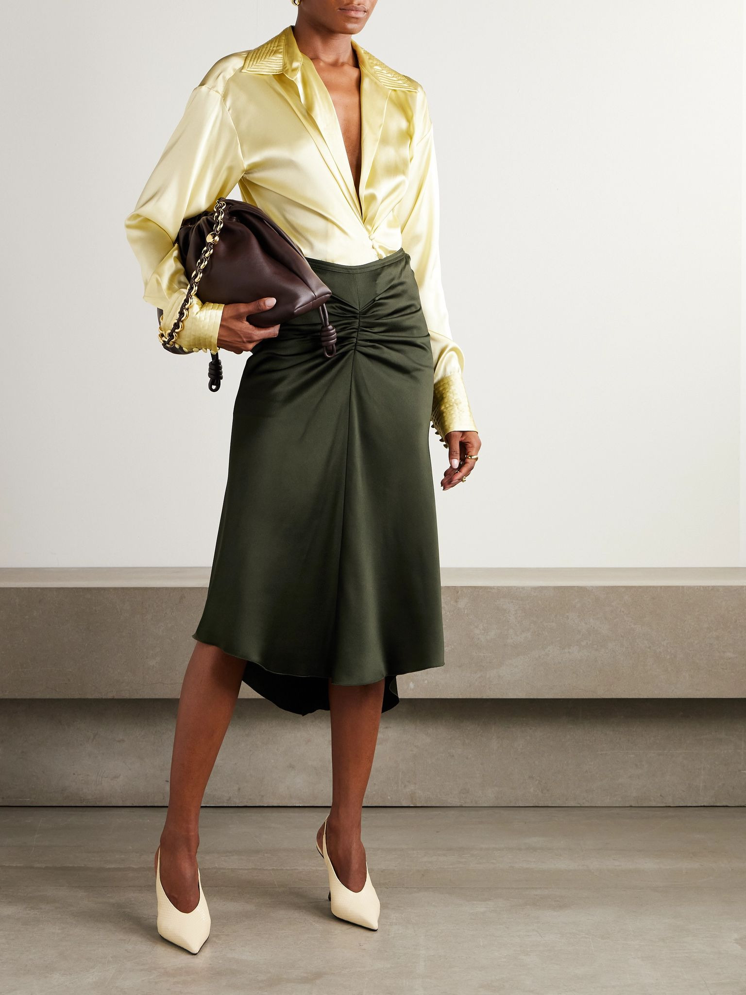 Bella gathered satin-crepe midi skirt Dark green - 2
