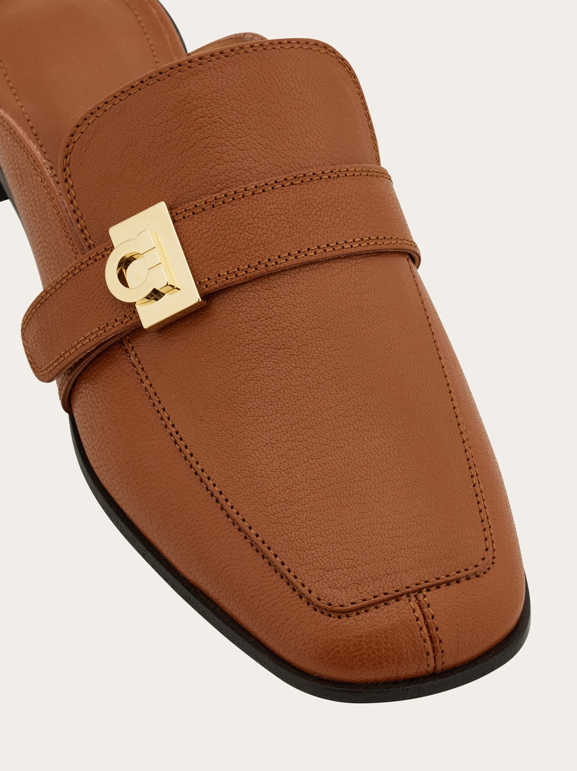 リスボンの裏路（F8号） FERRAGAMO Hug buckle loafer mule | REVERSIBLE