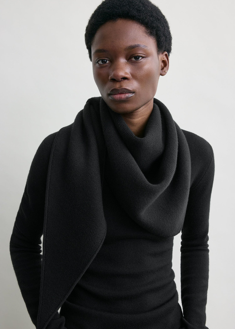 Triangle wool scarf black 3