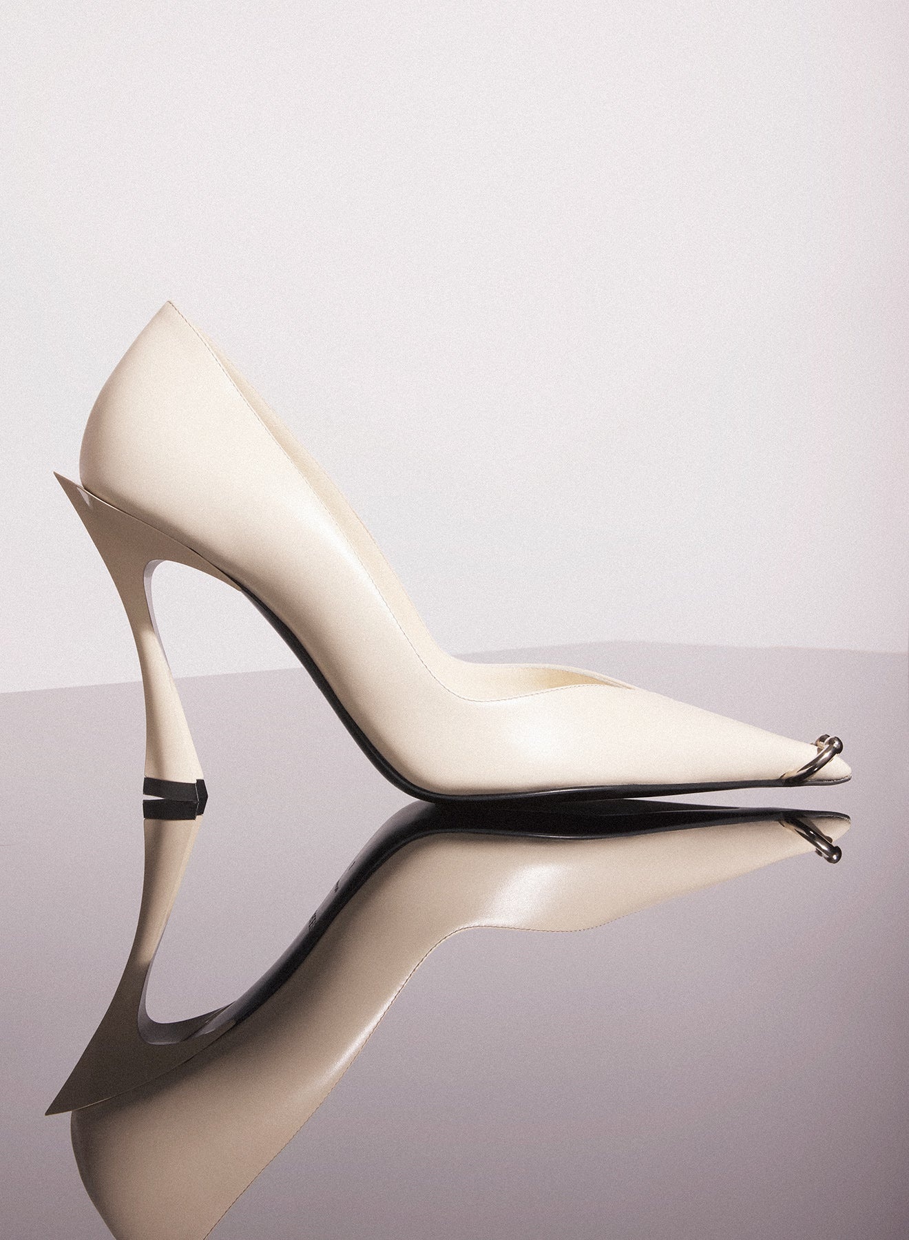 ivory leather piercing fang 95 pump - 1