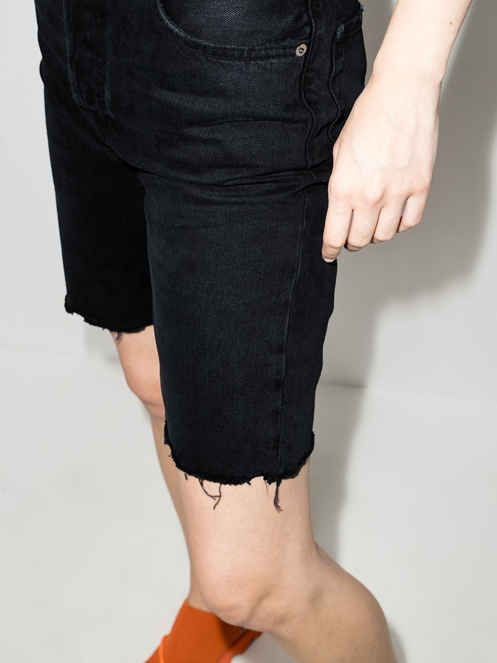 knee-length denim shorts - 4