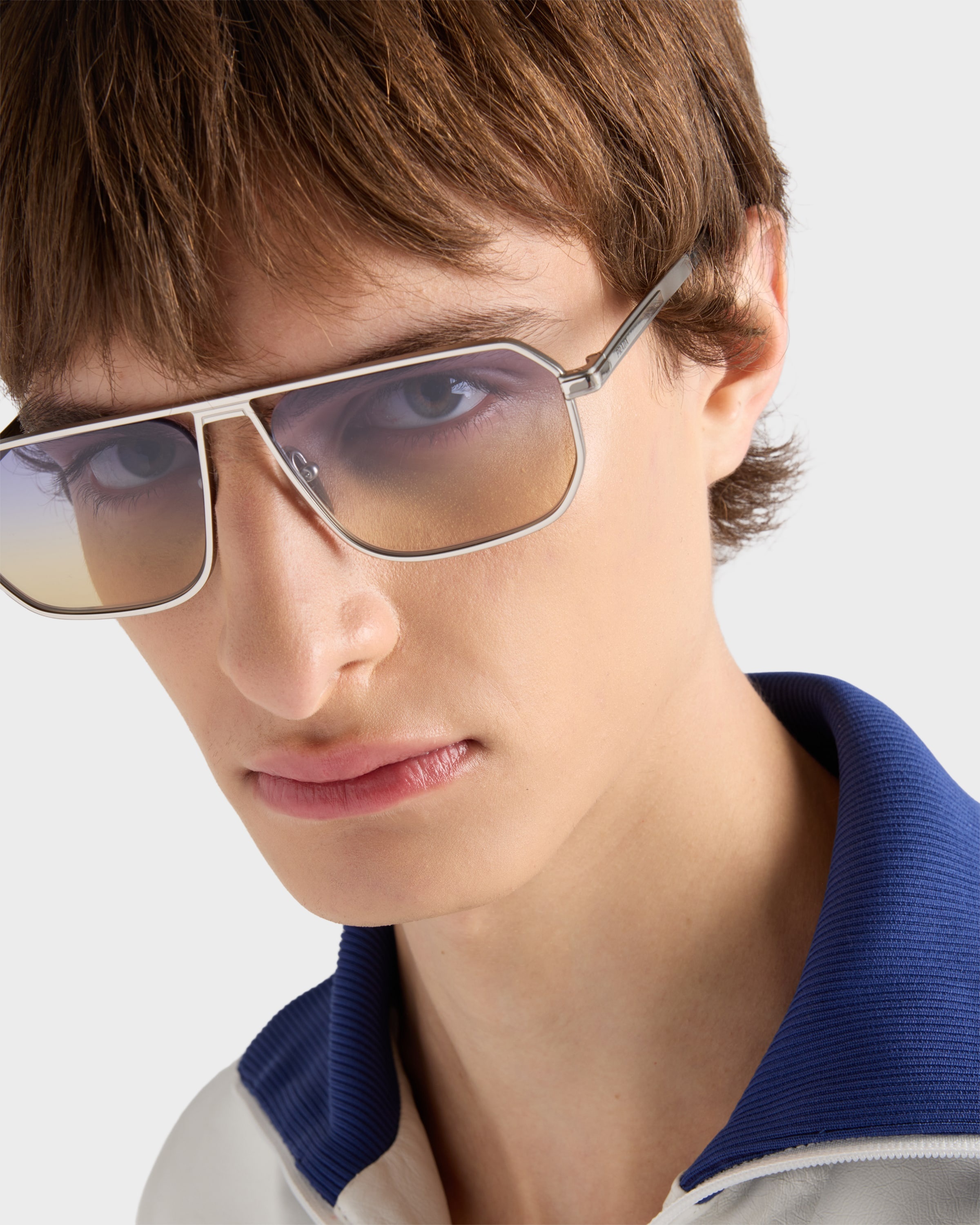 Sunglasses with the iconic metal plaque - 6