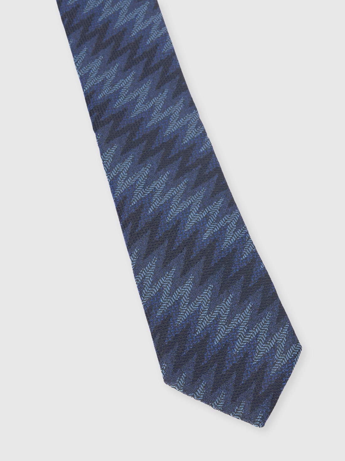 Silk tie with elongated zigzag - 2