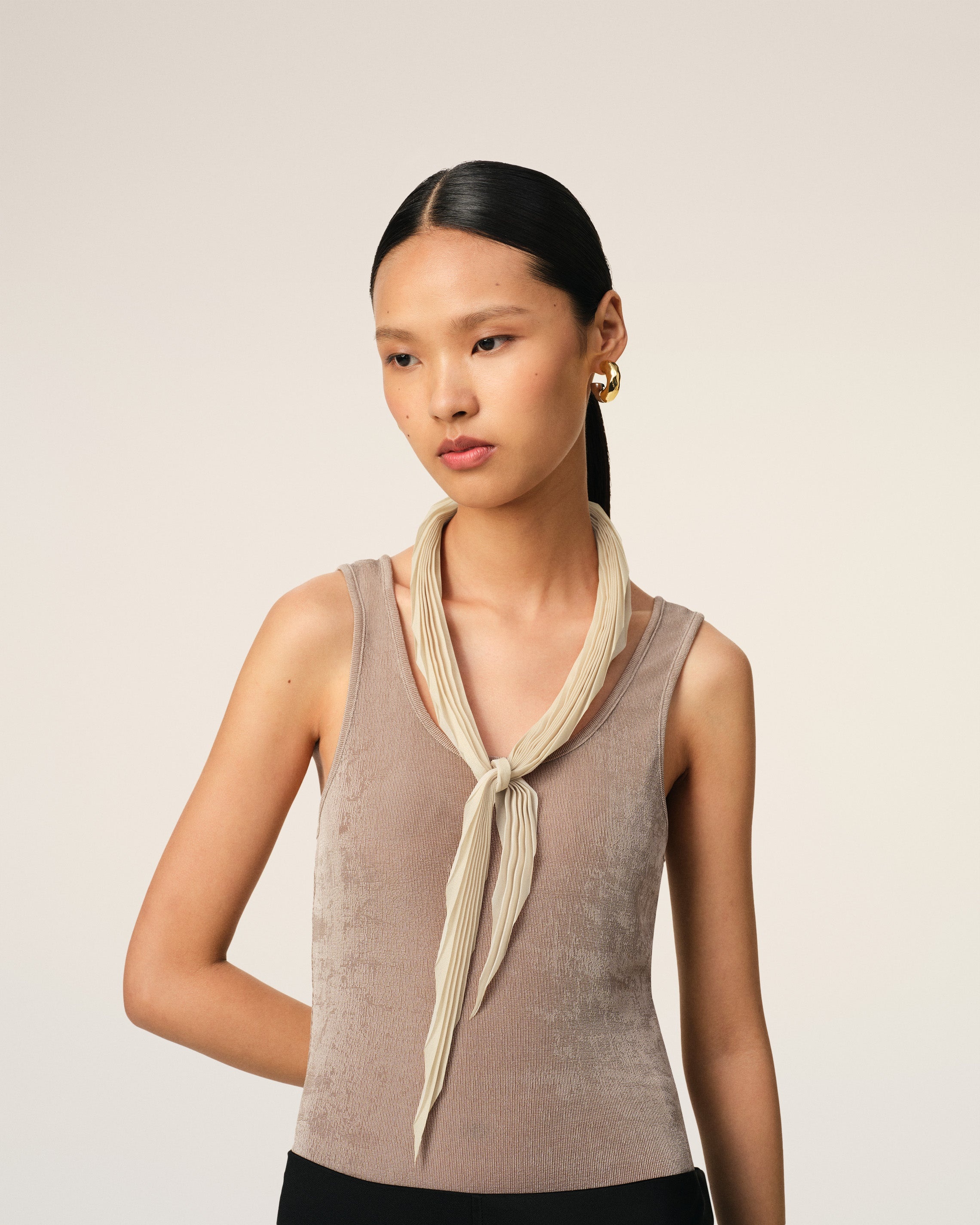 BEIGE PLEATED DIAMOND SHAPED SCARF - 2