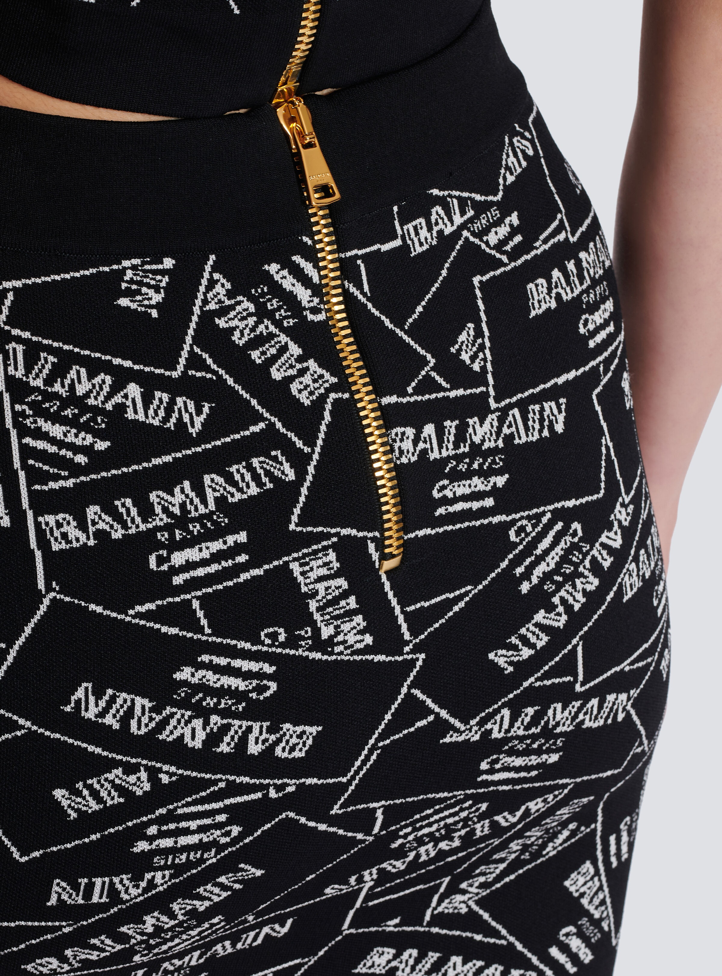 Short skirt in Balmain label jacquard knit - 8