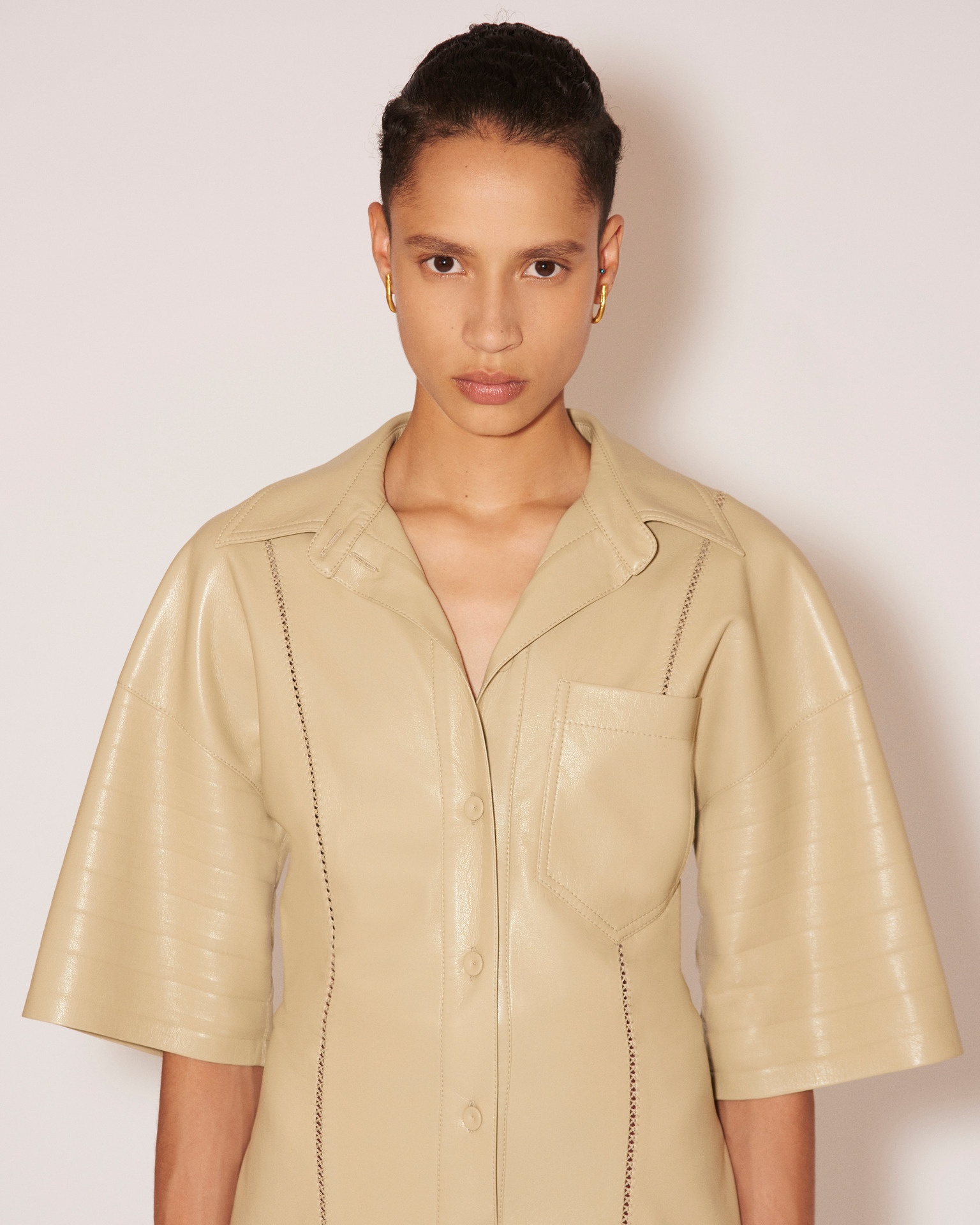 TAYA - Vegan leather corrugated effect short sleeve shirt - Pebble - 5