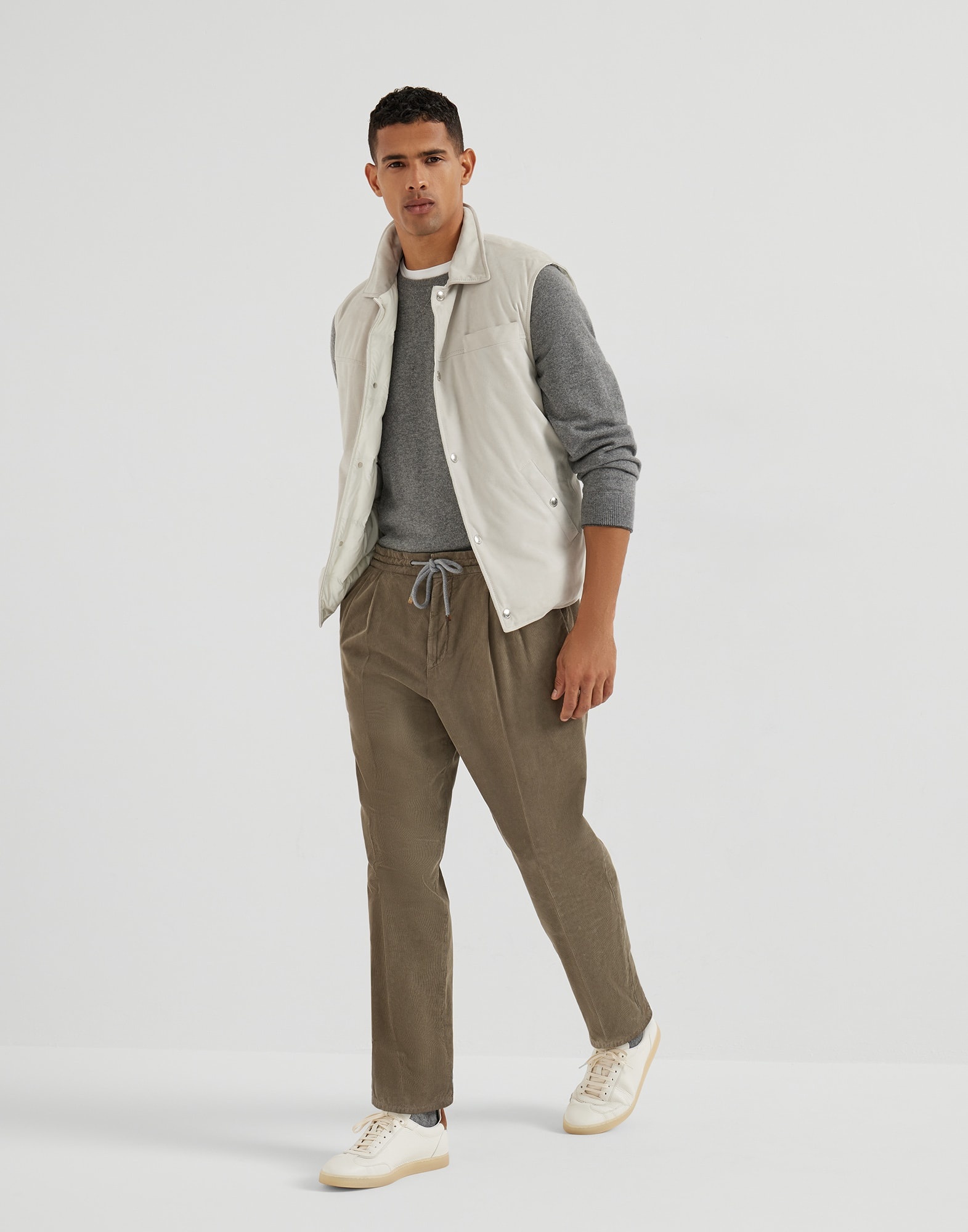 Garment-dyed leisure fit trousers in cotton narrow wale corduroy with drawstring and double pleats - 4
