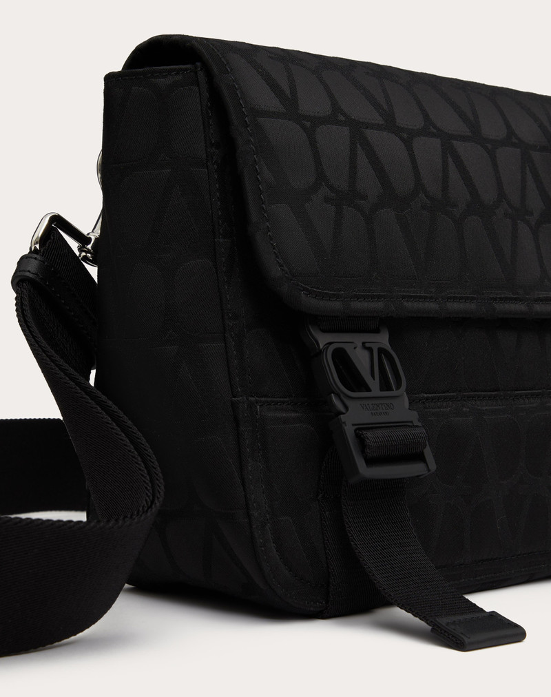 TOILE ICONOGRAPHE는 LEATHER DETAILS를 가진 기술적인 FABRIC에 있는 부대를 제거합니다 8